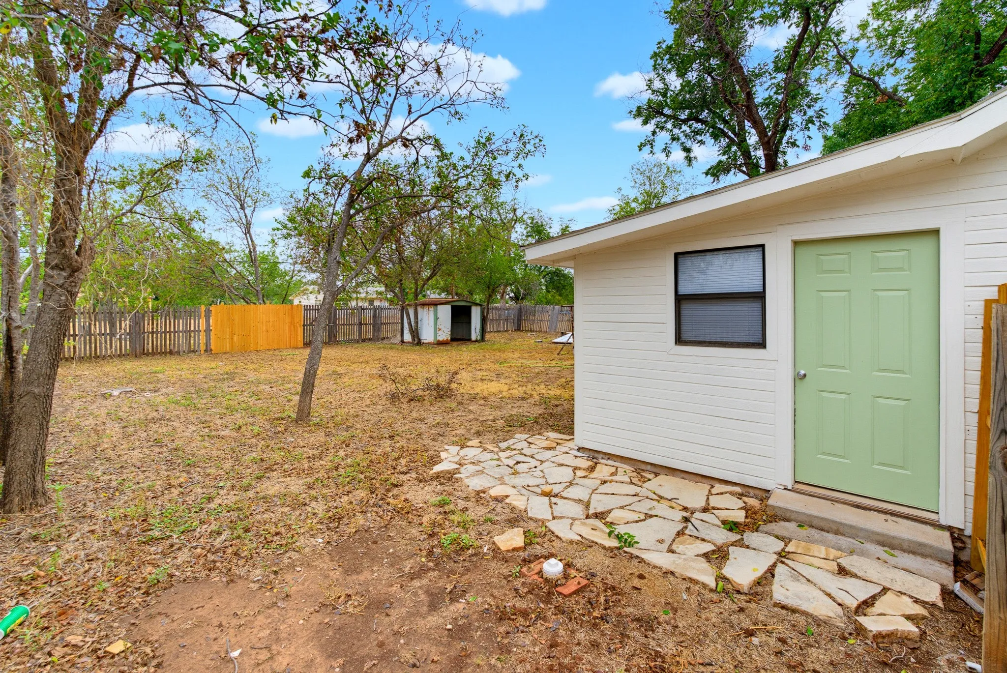 Single Family Residence For Sale in Taylor County , 1334 Lytle Acres Drive, Abilene, Texas 79602, 1 Bedroom, 1 Bathroom, 1 Garage spaces, 672 Sqft, built in 1952, mls#21403989, Real Estate Agent in Abilene, Homes For Sale in Taylor county, Homes For Sale in Abilene, Realtor in Abilene Texas, Real Estate Brokerage Independent Realty Texas, Luminita Cordes Realtor