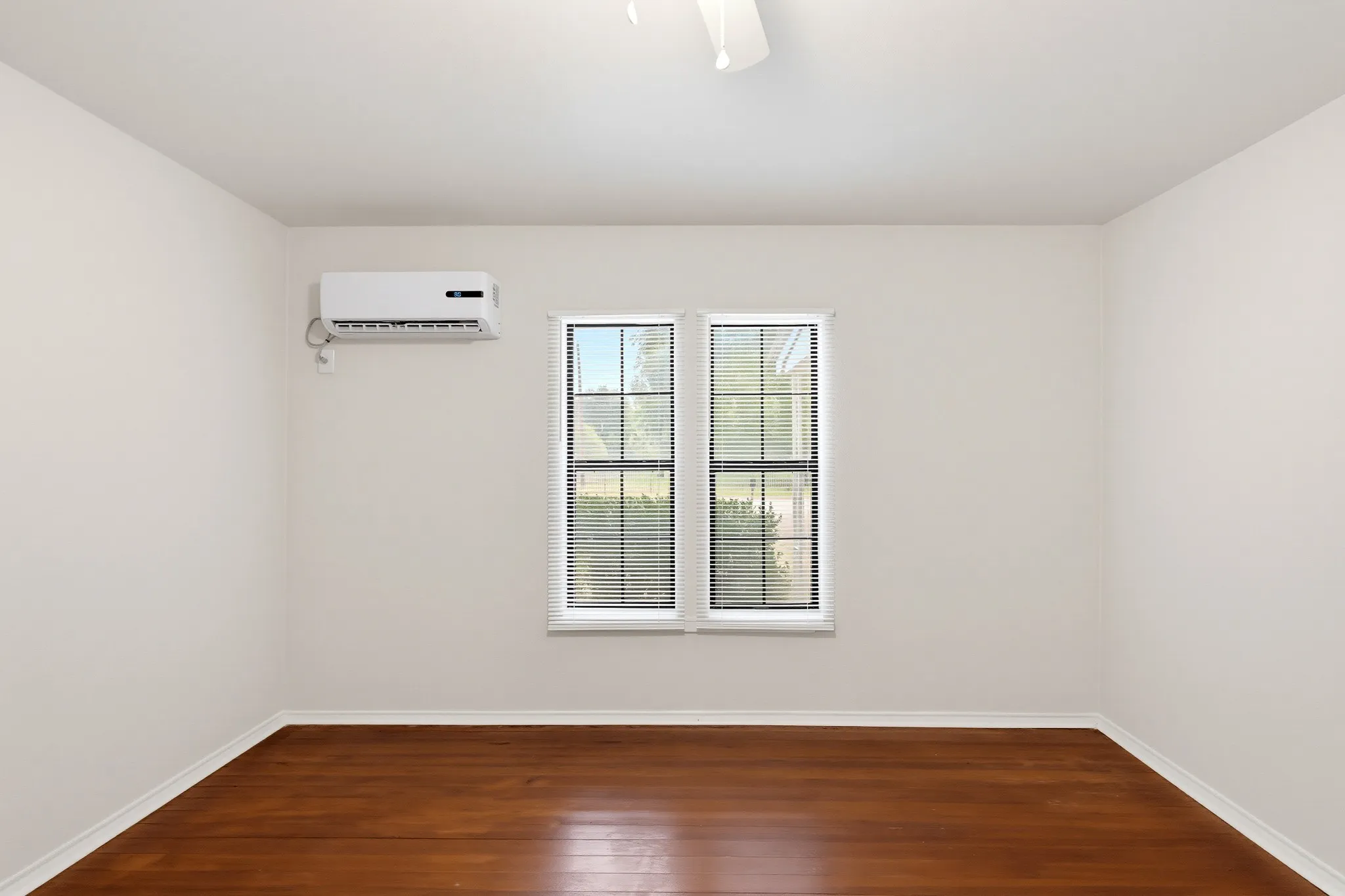 Single Family Residence For Sale in Taylor County , 1334 Lytle Acres Drive, Abilene, Texas 79602, 1 Bedroom, 1 Bathroom, 1 Garage spaces, 672 Sqft, built in 1952, mls#21403989, Real Estate Agent in Abilene, Homes For Sale in Taylor county, Homes For Sale in Abilene, Realtor in Abilene Texas, Real Estate Brokerage Independent Realty Texas, Luminita Cordes Realtor