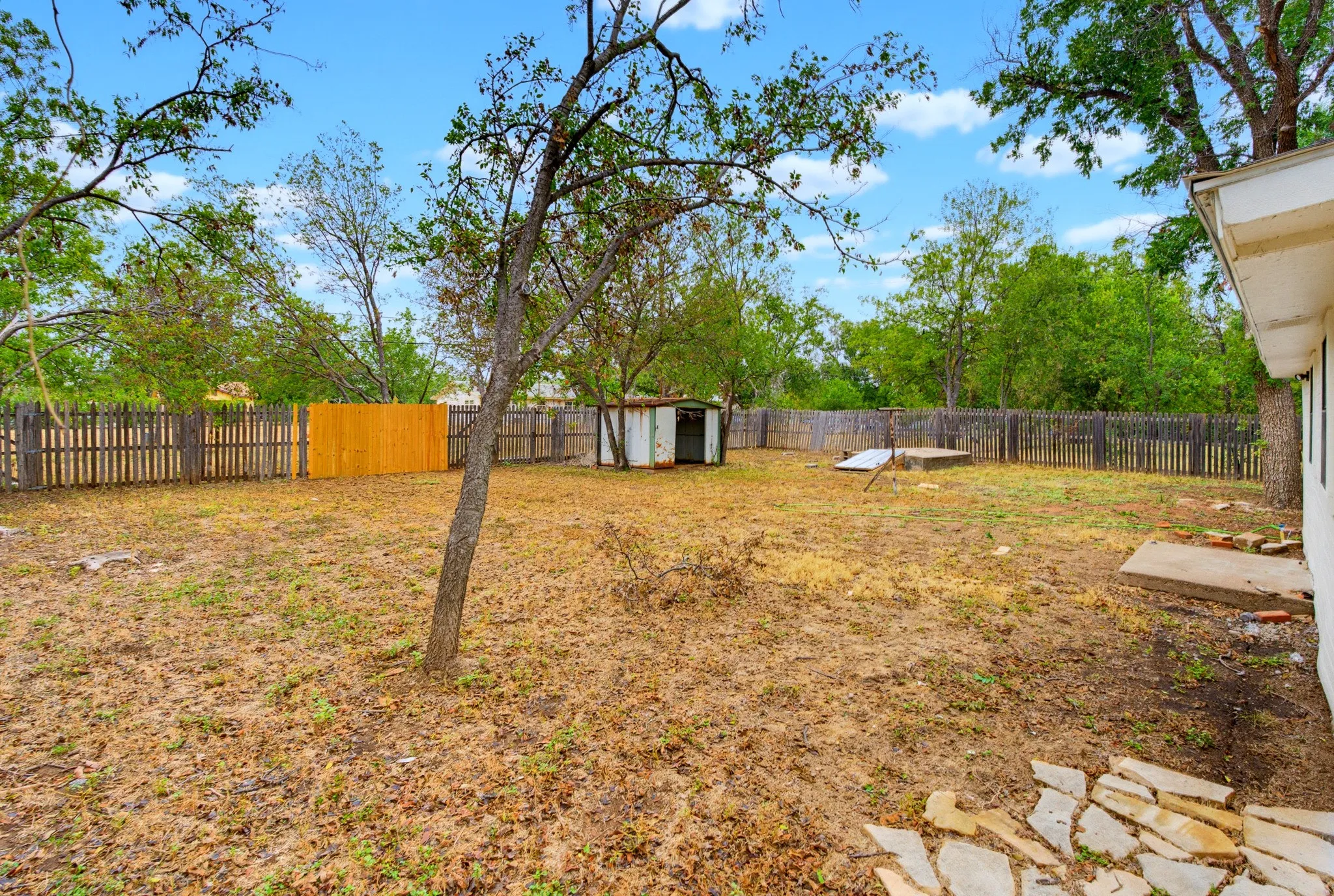 Single Family Residence For Sale in Taylor County , 1334 Lytle Acres Drive, Abilene, Texas 79602, 1 Bedroom, 1 Bathroom, 1 Garage spaces, 672 Sqft, built in 1952, mls#21403989, Real Estate Agent in Abilene, Homes For Sale in Taylor county, Homes For Sale in Abilene, Realtor in Abilene Texas, Real Estate Brokerage Independent Realty Texas, Luminita Cordes Realtor