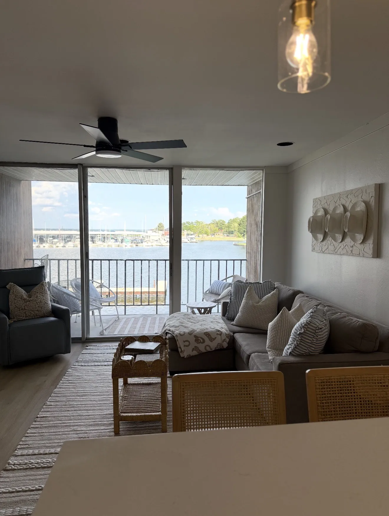 Condominium For Sale in Montgomery County , 12600 Melville Drive 214, Montgomery, Texas 77356, 2 Bedroom, 1 Bathroom, Garage spaces, 680 Sqft, built in 1974, mls#21390125, Real Estate Agent in Montgomery, Homes For Sale in Montgomery county, Homes For Sale in Montgomery, Realtor in Montgomery Texas, Real Estate Brokerage Independent Realty Texas, Luminita Cordes Realtor