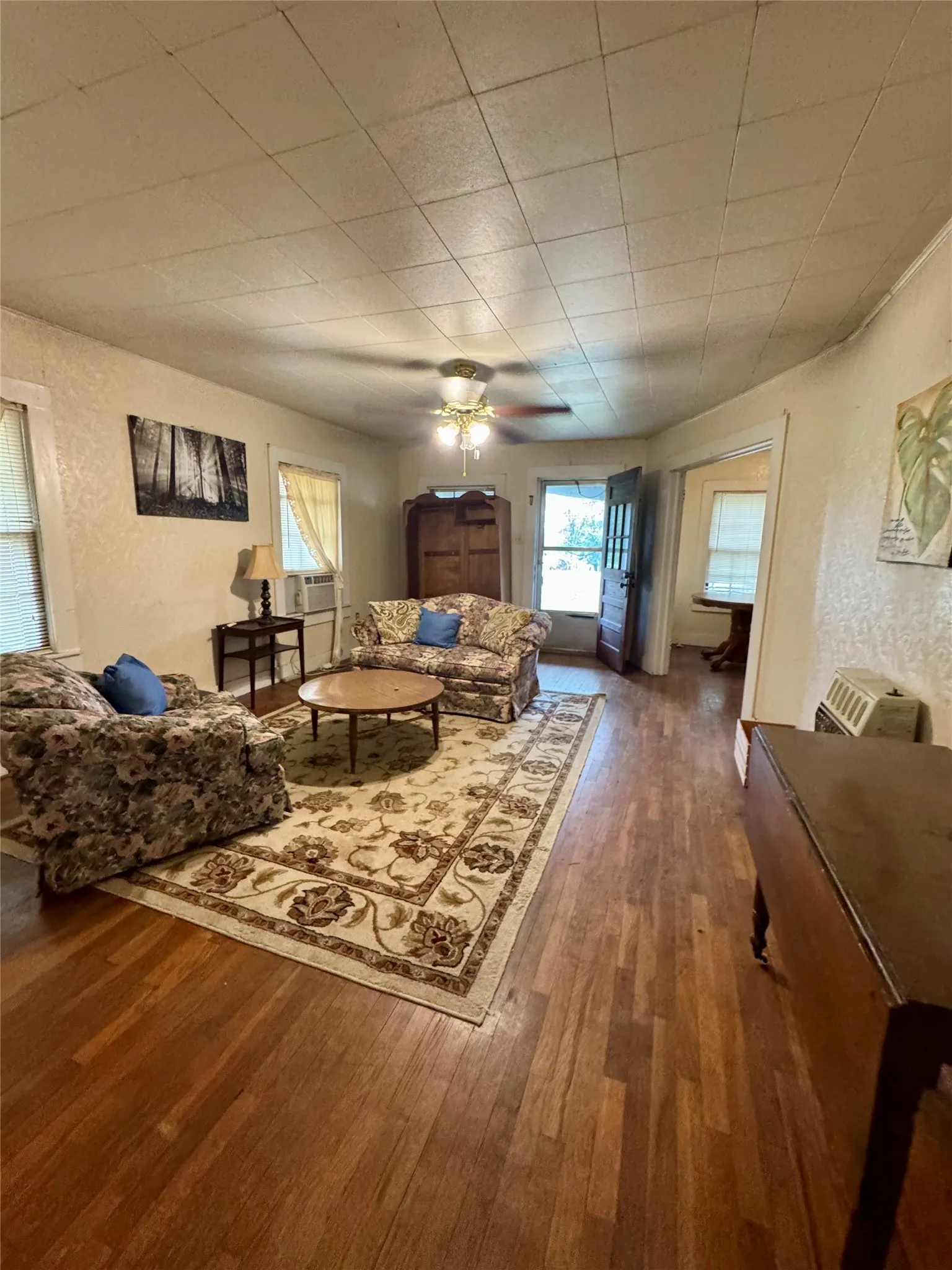 Single Family Residence For Sale in Fannin County , 103 S Center Street, Bonham, Texas 75418, 2 Bedroom, 1 Bathroom, Garage spaces, 1,140 Sqft, built in 1942, mls#21403410, Real Estate Agent in Bonham, Homes For Sale in Fannin county, Homes For Sale in Bonham, Realtor in Bonham Texas, Real Estate Brokerage Independent Realty Texas, Luminita Cordes Realtor