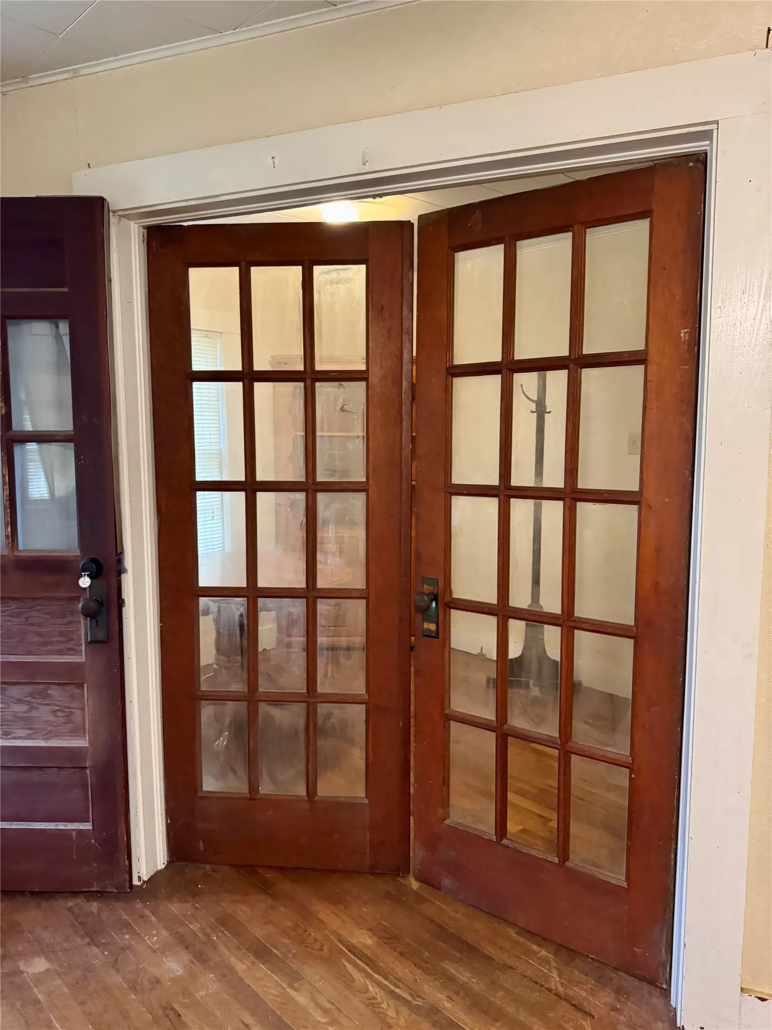 Single Family Residence For Sale in Fannin County , 103 S Center Street, Bonham, Texas 75418, 2 Bedroom, 1 Bathroom, Garage spaces, 1,140 Sqft, built in 1942, mls#21403410, Real Estate Agent in Bonham, Homes For Sale in Fannin county, Homes For Sale in Bonham, Realtor in Bonham Texas, Real Estate Brokerage Independent Realty Texas, Luminita Cordes Realtor