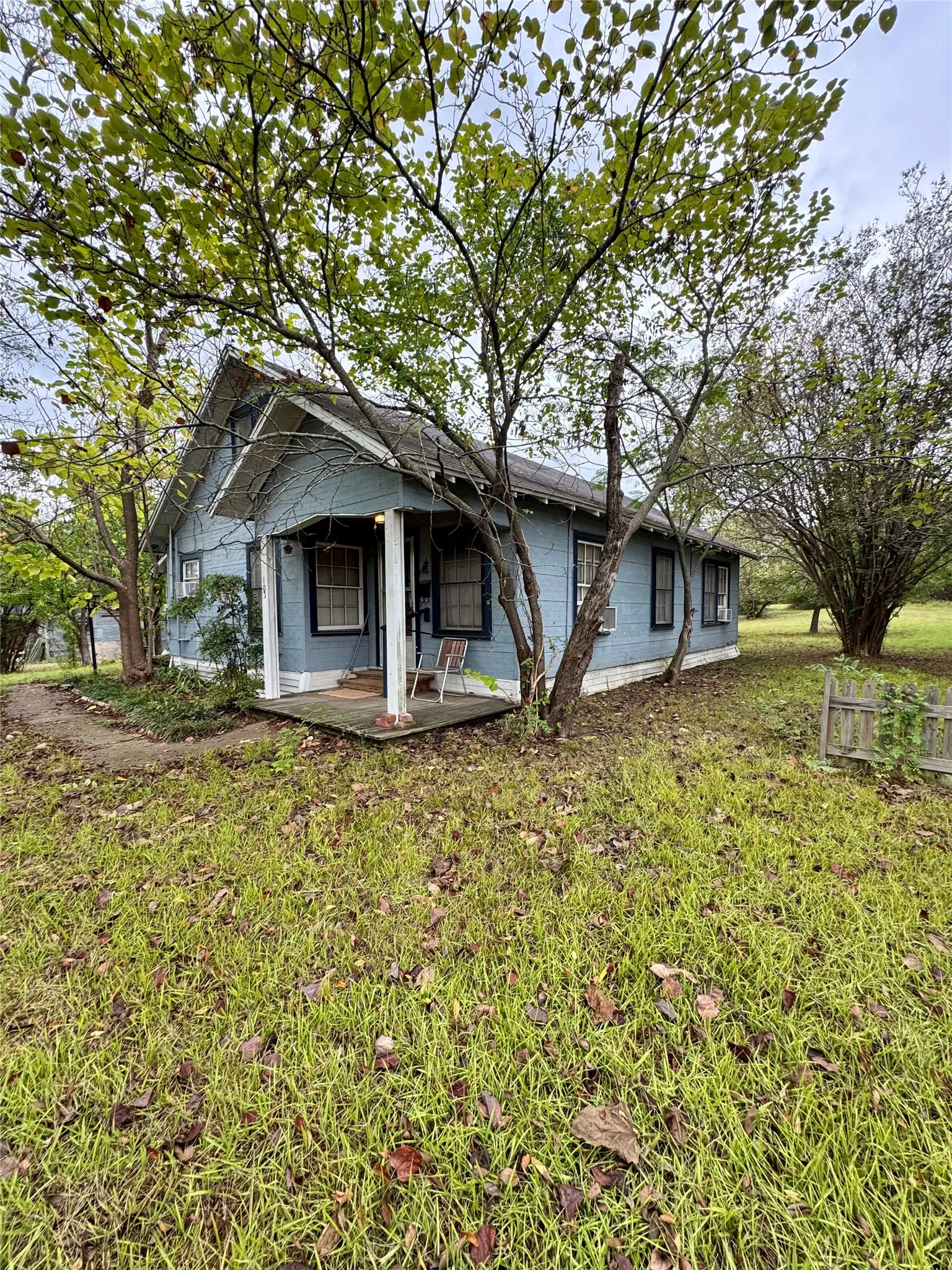 Single Family Residence For Sale in Fannin County , 103 S Center Street, Bonham, Texas 75418, 2 Bedroom, 1 Bathroom, Garage spaces, 1,140 Sqft, built in 1942, mls#21403410, Real Estate Agent in Bonham, Homes For Sale in Fannin county, Homes For Sale in Bonham, Realtor in Bonham Texas, Real Estate Brokerage Independent Realty Texas, Luminita Cordes Realtor