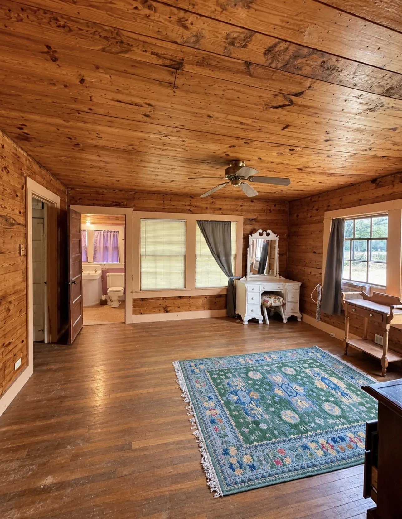 Single Family Residence For Sale in Fannin County , 103 S Center Street, Bonham, Texas 75418, 2 Bedroom, 1 Bathroom, Garage spaces, 1,140 Sqft, built in 1942, mls#21403410, Real Estate Agent in Bonham, Homes For Sale in Fannin county, Homes For Sale in Bonham, Realtor in Bonham Texas, Real Estate Brokerage Independent Realty Texas, Luminita Cordes Realtor