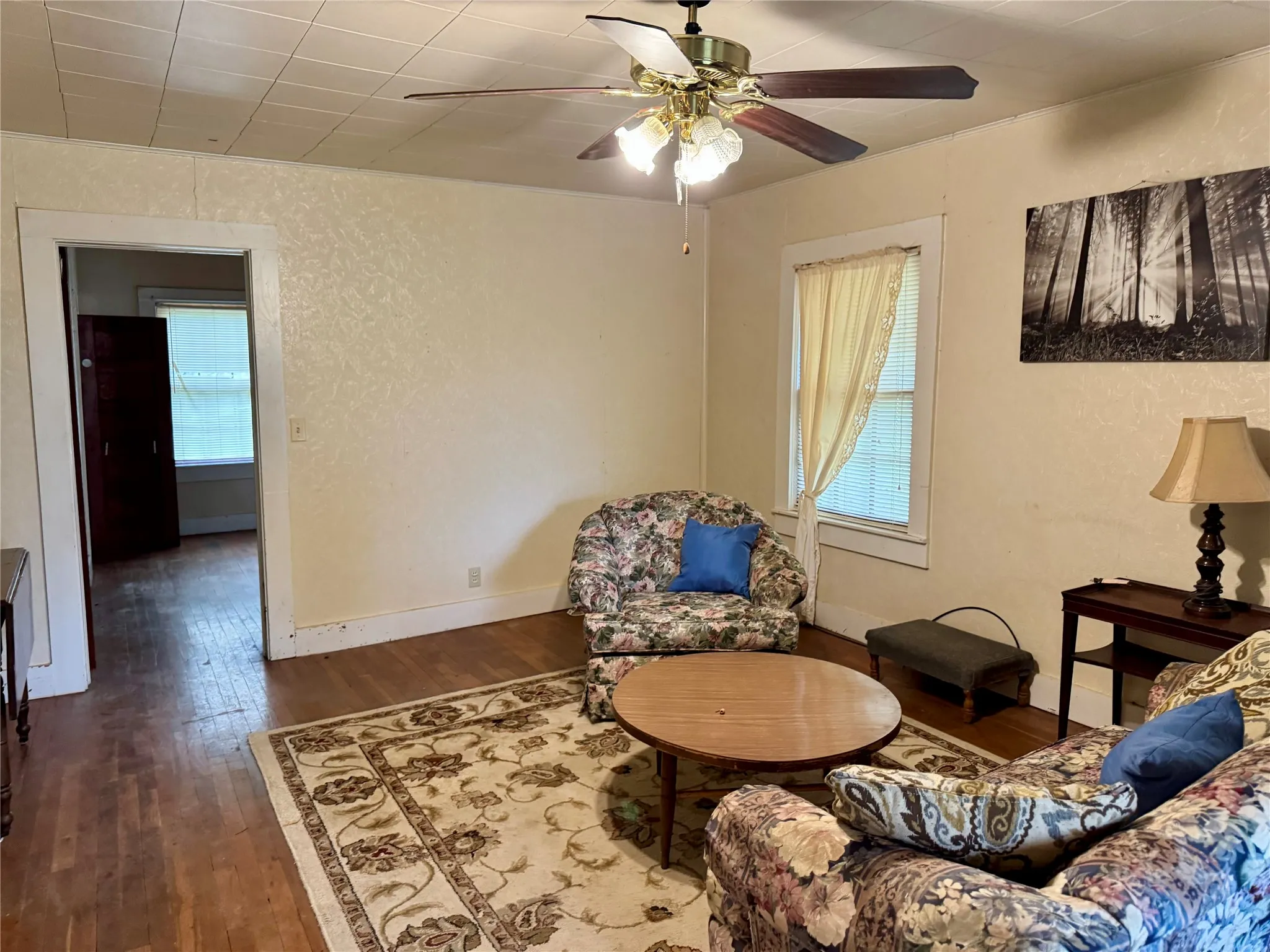 Single Family Residence For Sale in Fannin County , 103 S Center Street, Bonham, Texas 75418, 2 Bedroom, 1 Bathroom, Garage spaces, 1,140 Sqft, built in 1942, mls#21403410, Real Estate Agent in Bonham, Homes For Sale in Fannin county, Homes For Sale in Bonham, Realtor in Bonham Texas, Real Estate Brokerage Independent Realty Texas, Luminita Cordes Realtor