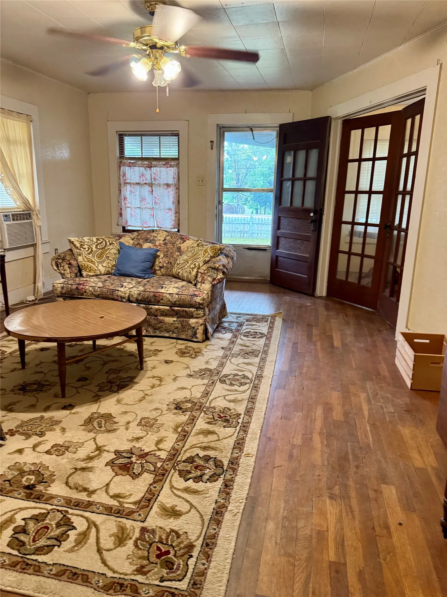 Single Family Residence For Sale in Fannin County , 103 S Center Street, Bonham, Texas 75418, 2 Bedroom, 1 Bathroom, Garage spaces, 1,140 Sqft, built in 1942, mls#21403410, Real Estate Agent in Bonham, Homes For Sale in Fannin county, Homes For Sale in Bonham, Realtor in Bonham Texas, Real Estate Brokerage Independent Realty Texas, Luminita Cordes Realtor