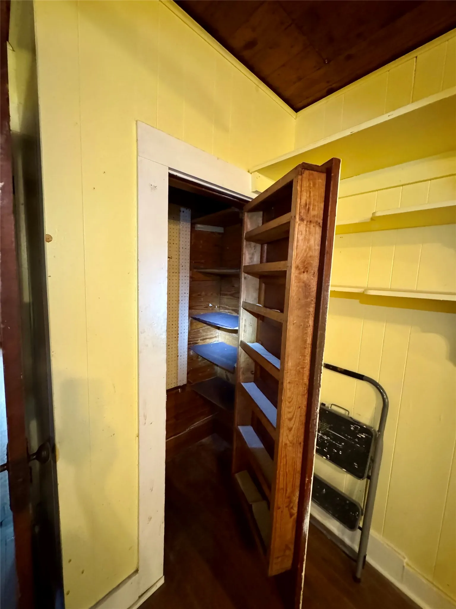 Single Family Residence For Sale in Fannin County , 103 S Center Street, Bonham, Texas 75418, 2 Bedroom, 1 Bathroom, Garage spaces, 1,140 Sqft, built in 1942, mls#21403410, Real Estate Agent in Bonham, Homes For Sale in Fannin county, Homes For Sale in Bonham, Realtor in Bonham Texas, Real Estate Brokerage Independent Realty Texas, Luminita Cordes Realtor