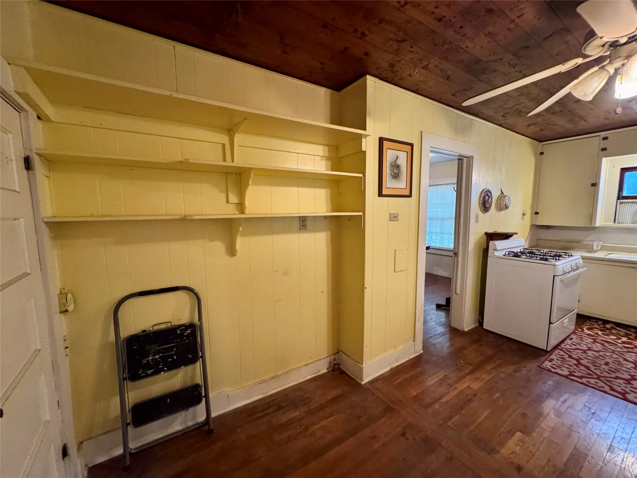 Single Family Residence For Sale in Fannin County , 103 S Center Street, Bonham, Texas 75418, 2 Bedroom, 1 Bathroom, Garage spaces, 1,140 Sqft, built in 1942, mls#21403410, Real Estate Agent in Bonham, Homes For Sale in Fannin county, Homes For Sale in Bonham, Realtor in Bonham Texas, Real Estate Brokerage Independent Realty Texas, Luminita Cordes Realtor