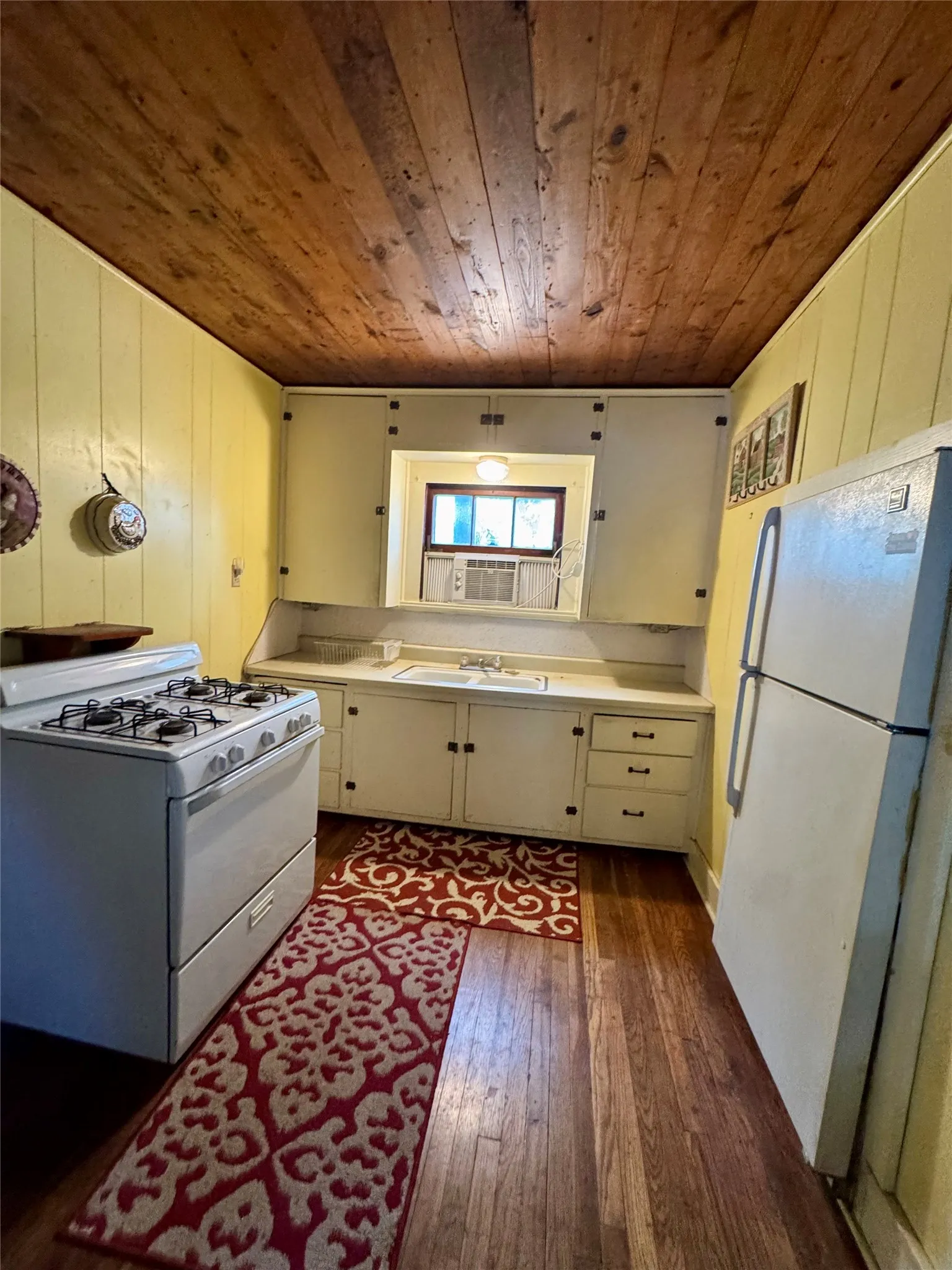 Single Family Residence For Sale in Fannin County , 103 S Center Street, Bonham, Texas 75418, 2 Bedroom, 1 Bathroom, Garage spaces, 1,140 Sqft, built in 1942, mls#21403410, Real Estate Agent in Bonham, Homes For Sale in Fannin county, Homes For Sale in Bonham, Realtor in Bonham Texas, Real Estate Brokerage Independent Realty Texas, Luminita Cordes Realtor