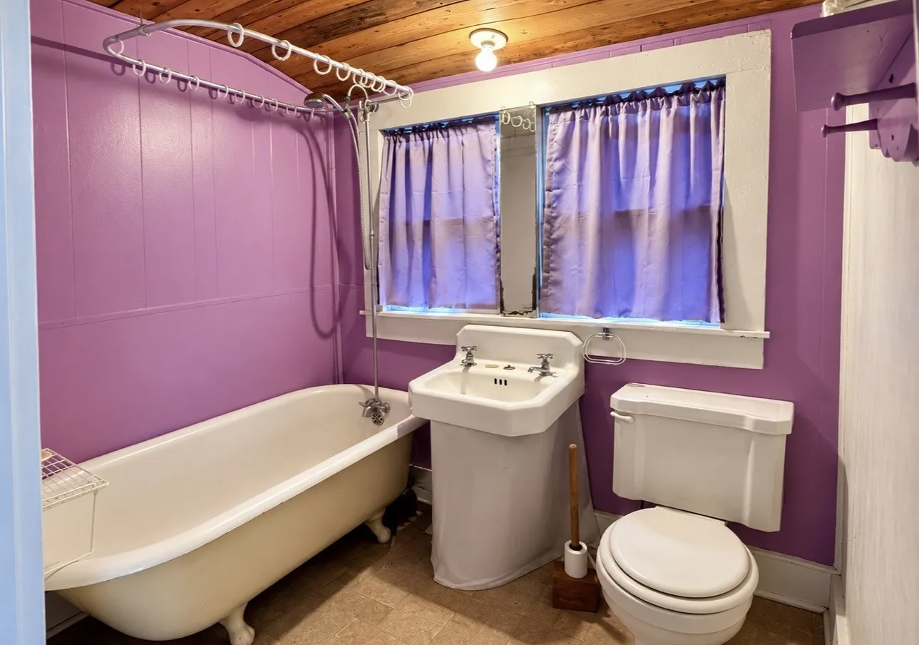 Single Family Residence For Sale in Fannin County , 103 S Center Street, Bonham, Texas 75418, 2 Bedroom, 1 Bathroom, Garage spaces, 1,140 Sqft, built in 1942, mls#21403410, Real Estate Agent in Bonham, Homes For Sale in Fannin county, Homes For Sale in Bonham, Realtor in Bonham Texas, Real Estate Brokerage Independent Realty Texas, Luminita Cordes Realtor