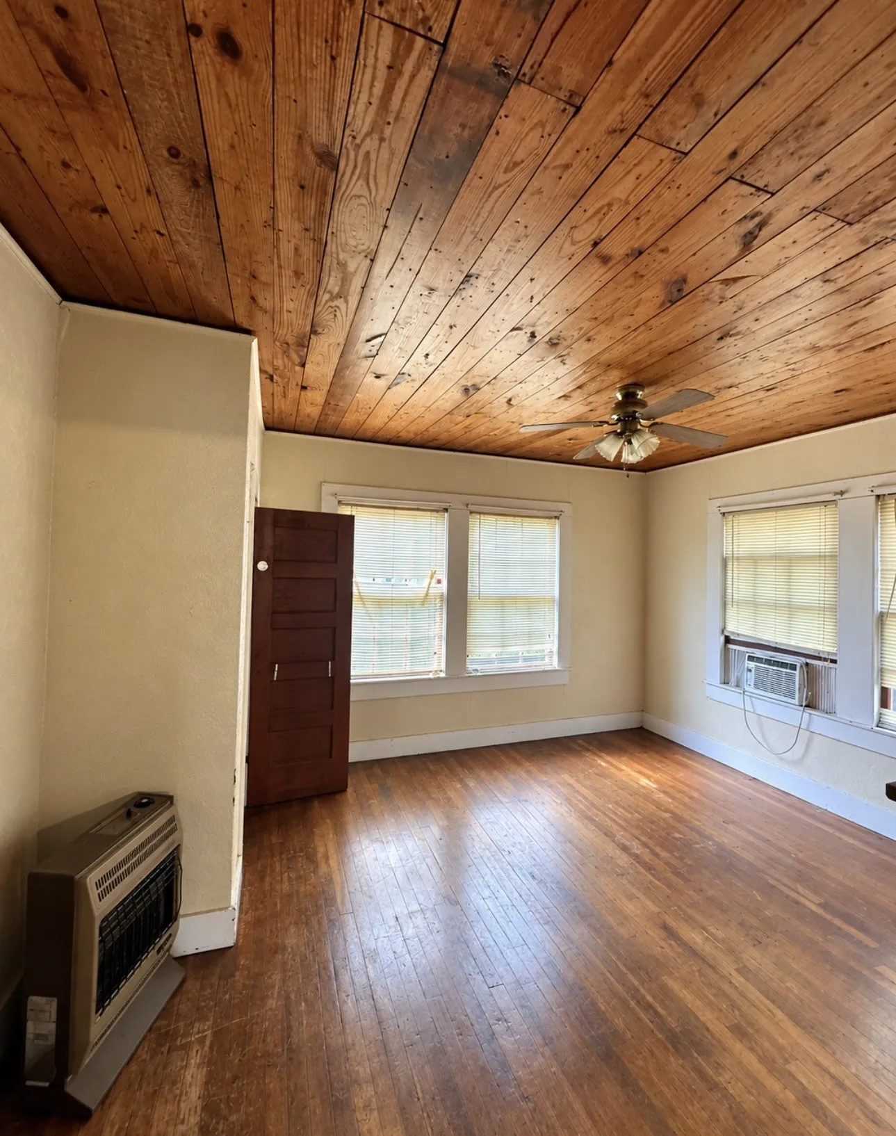 Single Family Residence For Sale in Fannin County , 103 S Center Street, Bonham, Texas 75418, 2 Bedroom, 1 Bathroom, Garage spaces, 1,140 Sqft, built in 1942, mls#21403410, Real Estate Agent in Bonham, Homes For Sale in Fannin county, Homes For Sale in Bonham, Realtor in Bonham Texas, Real Estate Brokerage Independent Realty Texas, Luminita Cordes Realtor
