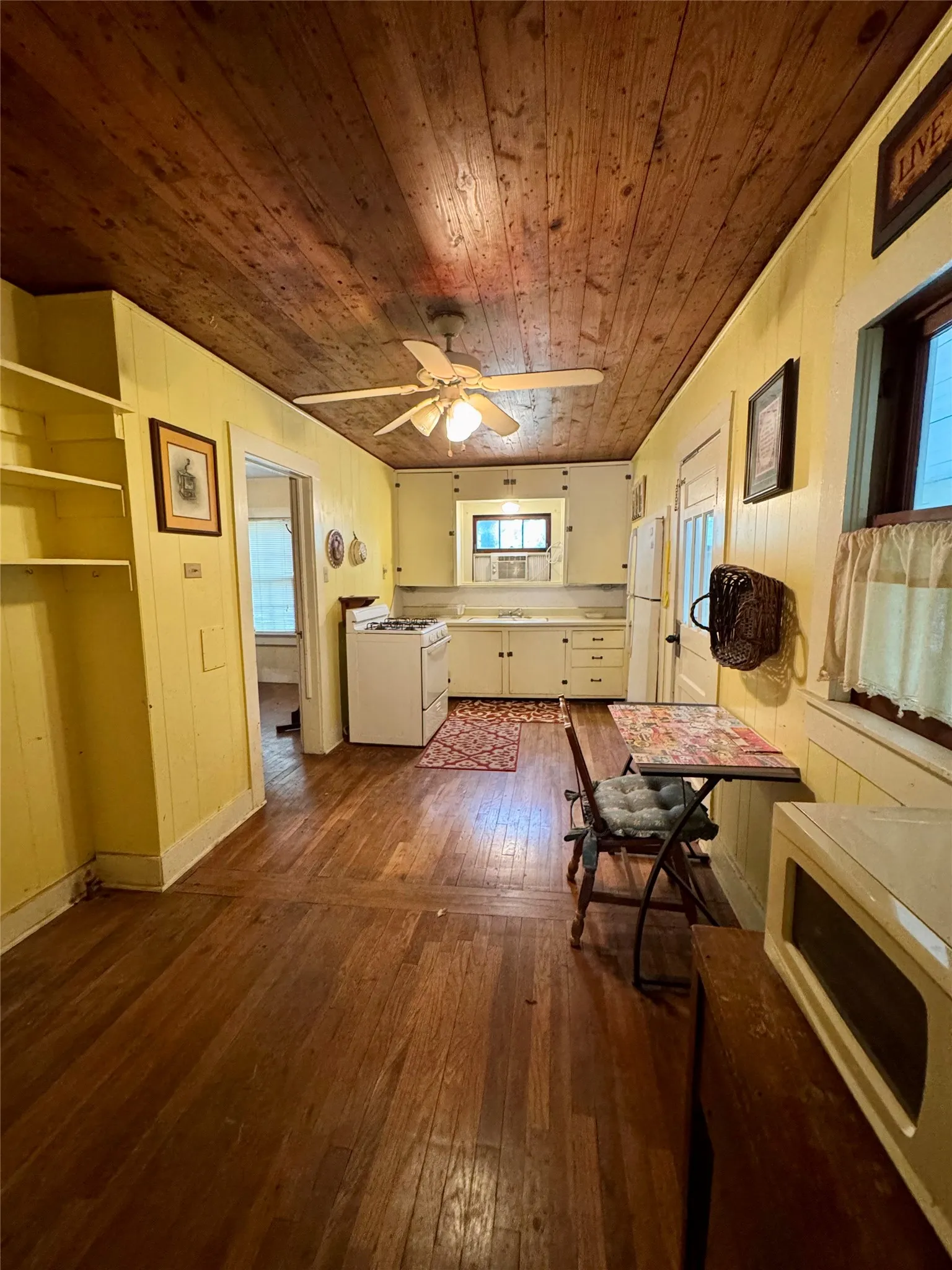 Single Family Residence For Sale in Fannin County , 103 S Center Street, Bonham, Texas 75418, 2 Bedroom, 1 Bathroom, Garage spaces, 1,140 Sqft, built in 1942, mls#21403410, Real Estate Agent in Bonham, Homes For Sale in Fannin county, Homes For Sale in Bonham, Realtor in Bonham Texas, Real Estate Brokerage Independent Realty Texas, Luminita Cordes Realtor