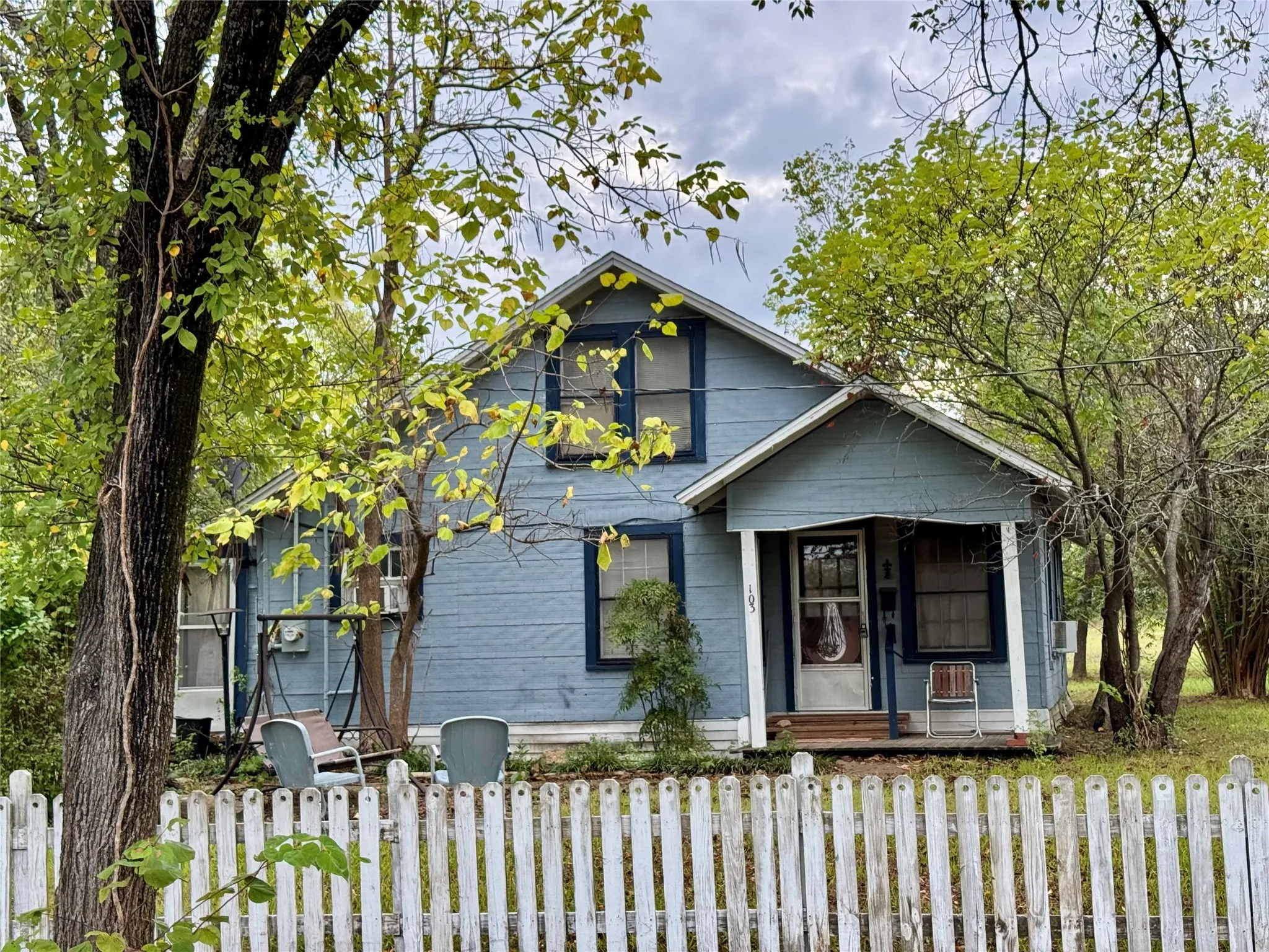Single Family Residence For Sale in Fannin County , 103 S Center Street, Bonham, Texas 75418, 2 Bedroom, 1 Bathroom, Garage spaces, 1,140 Sqft, built in 1942, mls#21403410, Real Estate Agent in Bonham, Homes For Sale in Fannin county, Homes For Sale in Bonham, Realtor in Bonham Texas, Real Estate Brokerage Independent Realty Texas, Luminita Cordes Realtor