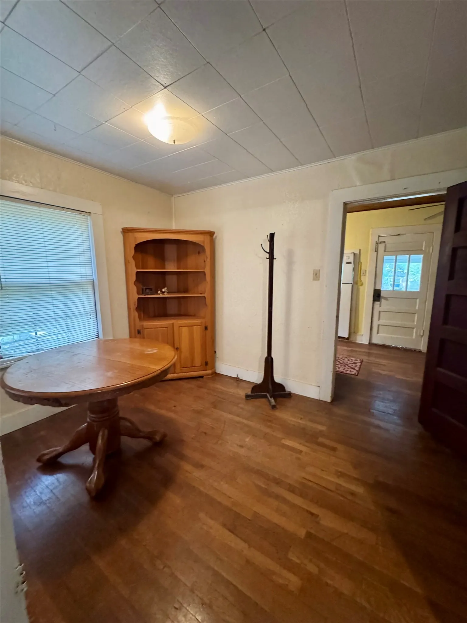 Single Family Residence For Sale in Fannin County , 103 S Center Street, Bonham, Texas 75418, 2 Bedroom, 1 Bathroom, Garage spaces, 1,140 Sqft, built in 1942, mls#21403410, Real Estate Agent in Bonham, Homes For Sale in Fannin county, Homes For Sale in Bonham, Realtor in Bonham Texas, Real Estate Brokerage Independent Realty Texas, Luminita Cordes Realtor