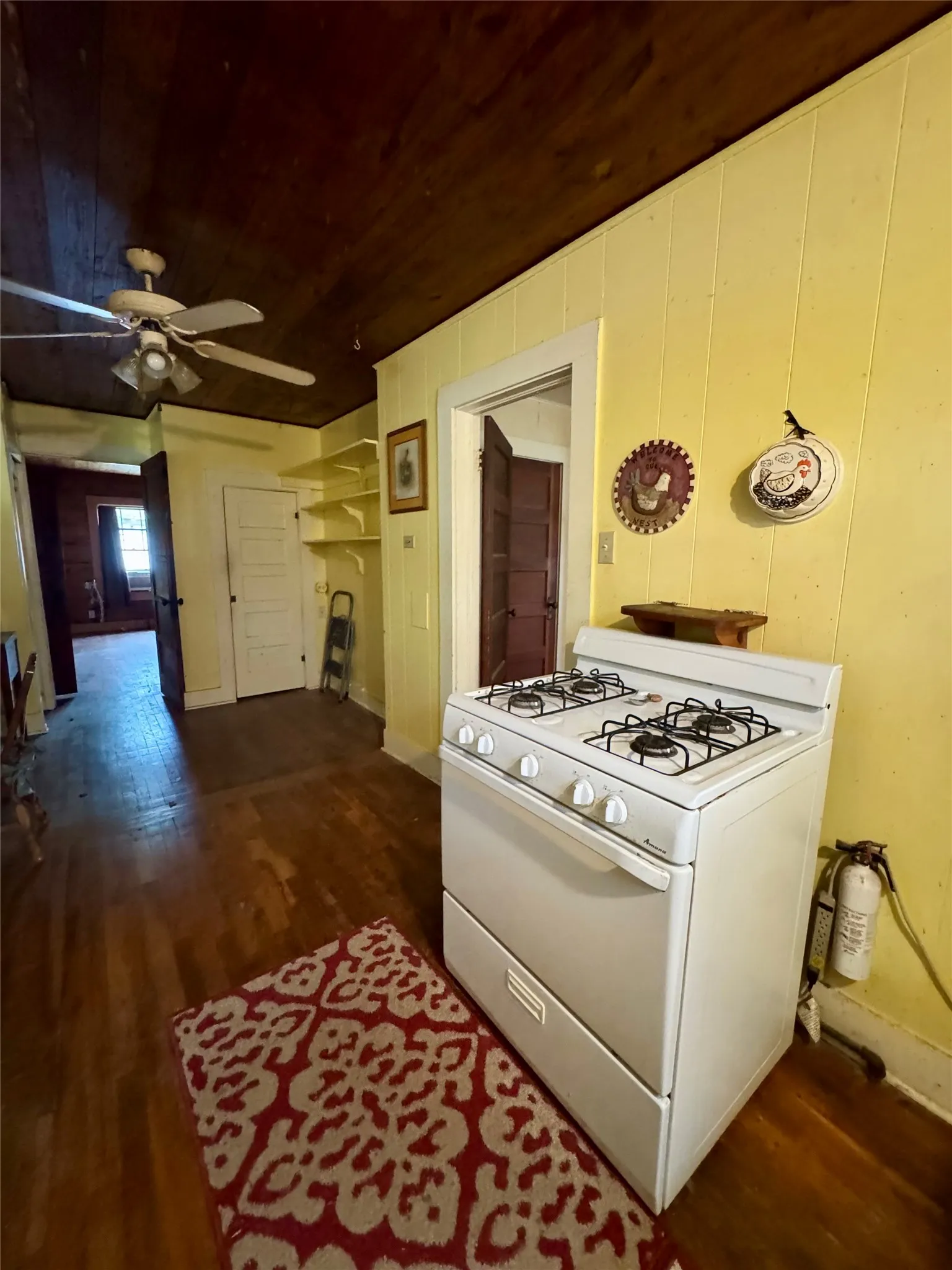 Single Family Residence For Sale in Fannin County , 103 S Center Street, Bonham, Texas 75418, 2 Bedroom, 1 Bathroom, Garage spaces, 1,140 Sqft, built in 1942, mls#21403410, Real Estate Agent in Bonham, Homes For Sale in Fannin county, Homes For Sale in Bonham, Realtor in Bonham Texas, Real Estate Brokerage Independent Realty Texas, Luminita Cordes Realtor