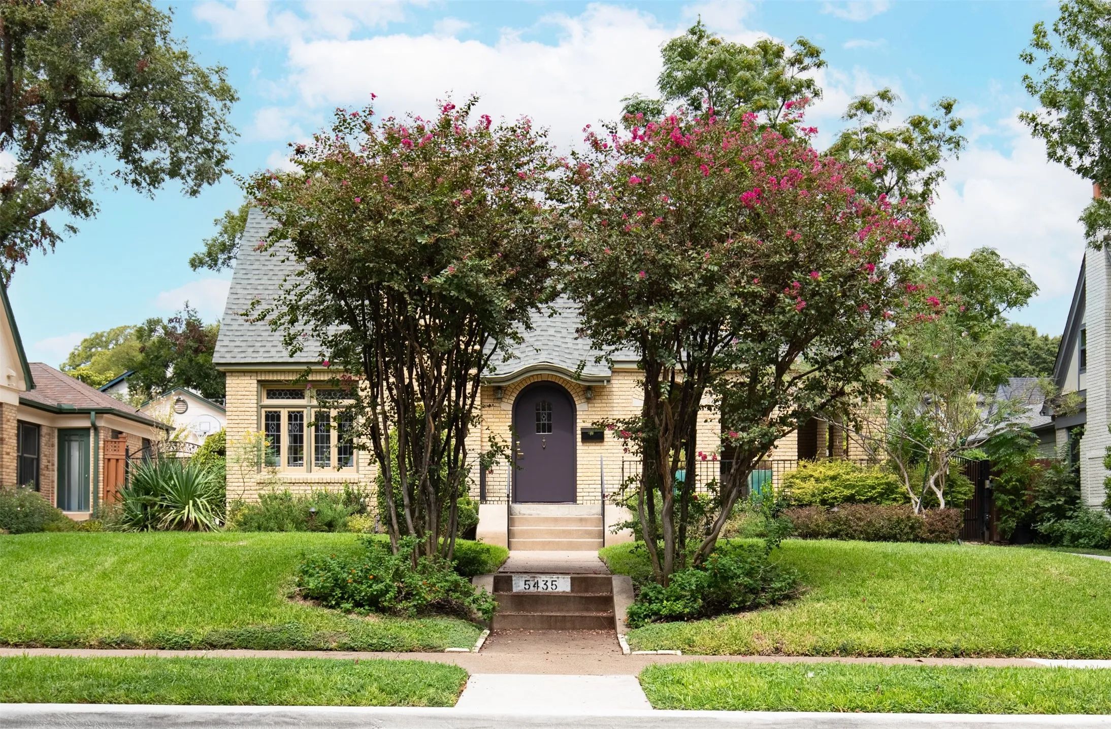 Single Family Residence For Sale in Dallas County , 5435 Mercedes Avenue, Dallas, Texas 75206, 3 Bedroom, 3 Bathroom, 2 Garage spaces, 3,100 Sqft, built in 1928, mls#21399227, Real Estate Agent in Dallas, Homes For Sale in Dallas county, Homes For Sale in Dallas, Realtor in Dallas Texas, Real Estate Brokerage Independent Realty Texas, Luminita Cordes Realtor