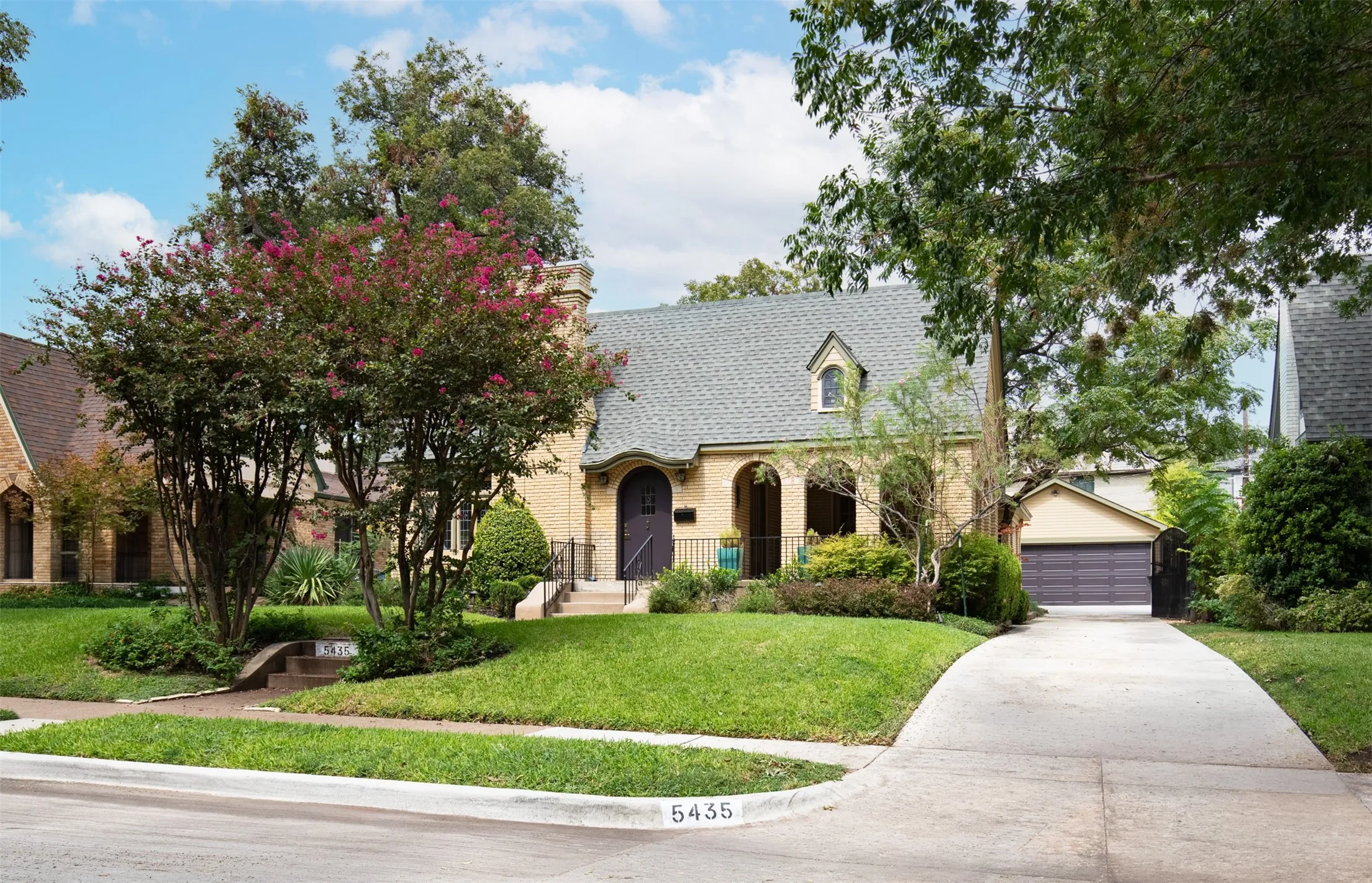 Single Family Residence For Sale in Dallas County , 5435 Mercedes Avenue, Dallas, Texas 75206, 3 Bedroom, 3 Bathroom, 2 Garage spaces, 3,100 Sqft, built in 1928, mls#21399227, Real Estate Agent in Dallas, Homes For Sale in Dallas county, Homes For Sale in Dallas, Realtor in Dallas Texas, Real Estate Brokerage Independent Realty Texas, Luminita Cordes Realtor