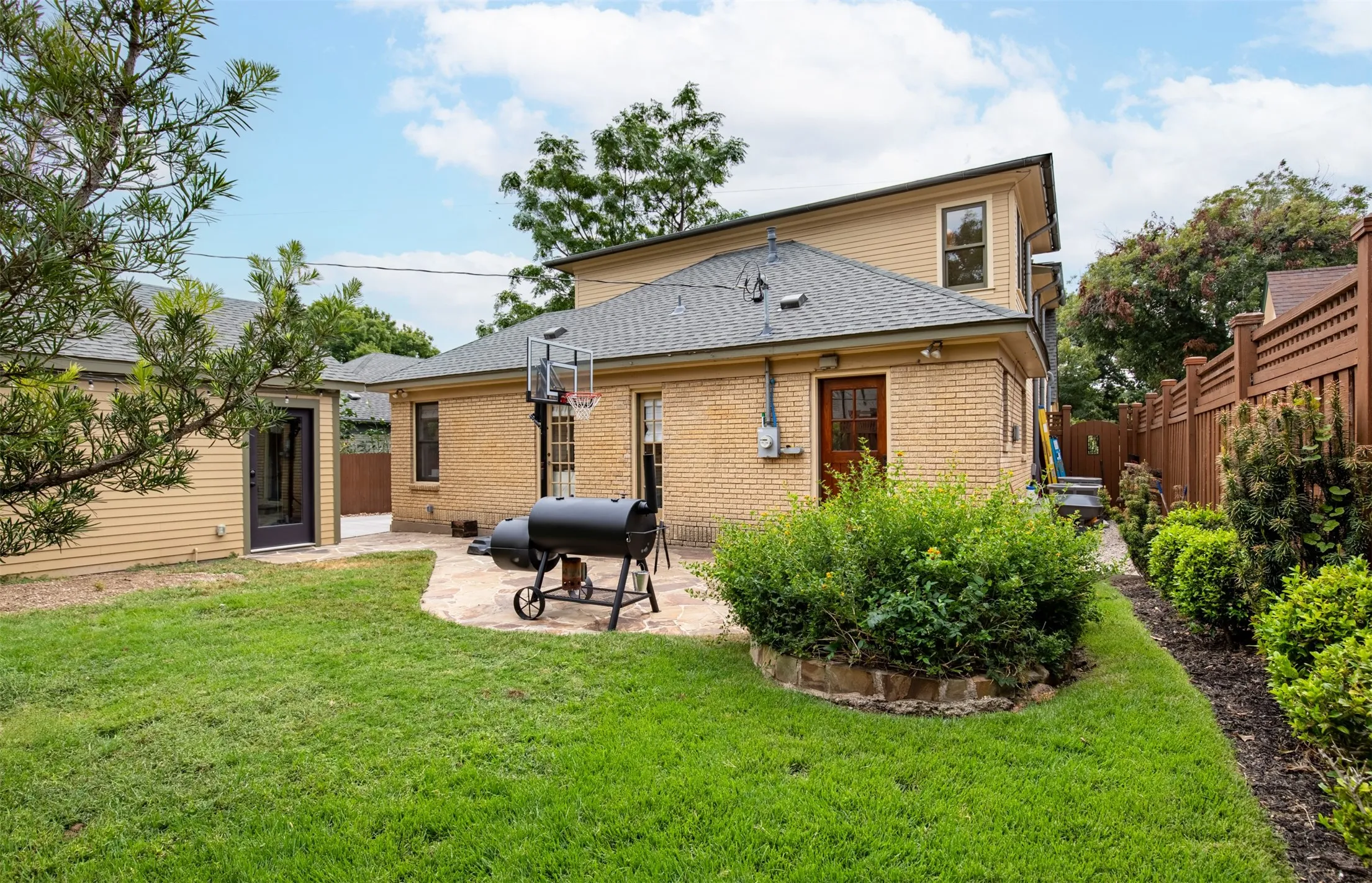 Single Family Residence For Sale in Dallas County , 5435 Mercedes Avenue, Dallas, Texas 75206, 3 Bedroom, 3 Bathroom, 2 Garage spaces, 3,100 Sqft, built in 1928, mls#21399227, Real Estate Agent in Dallas, Homes For Sale in Dallas county, Homes For Sale in Dallas, Realtor in Dallas Texas, Real Estate Brokerage Independent Realty Texas, Luminita Cordes Realtor