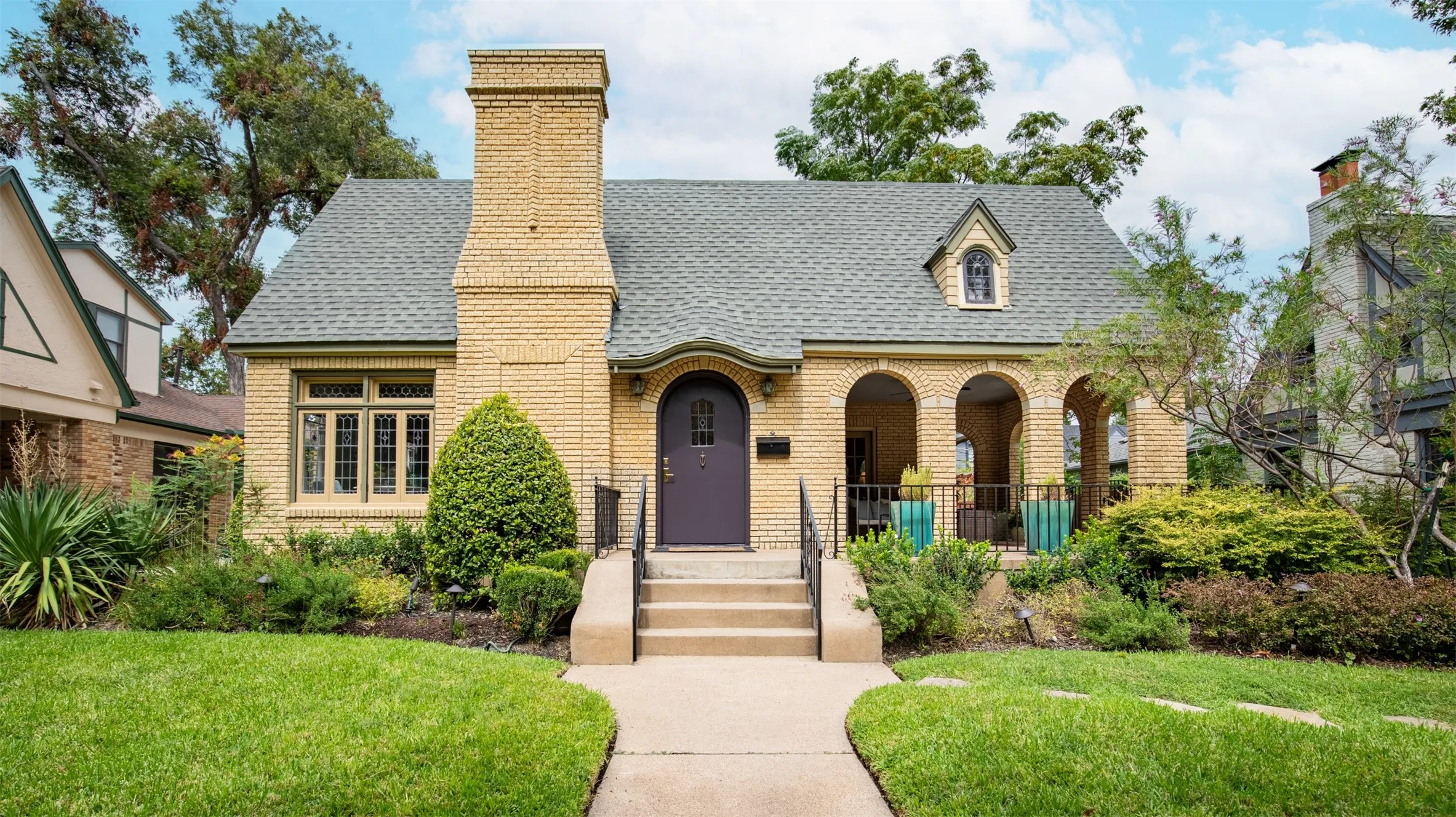 Single Family Residence For Sale in Dallas County , 5435 Mercedes Avenue, Dallas, Texas 75206, 3 Bedroom, 3 Bathroom, 2 Garage spaces, 3,100 Sqft, built in 1928, mls#21399227, Real Estate Agent in Dallas, Homes For Sale in Dallas county, Homes For Sale in Dallas, Realtor in Dallas Texas, Real Estate Brokerage Independent Realty Texas, Luminita Cordes Realtor