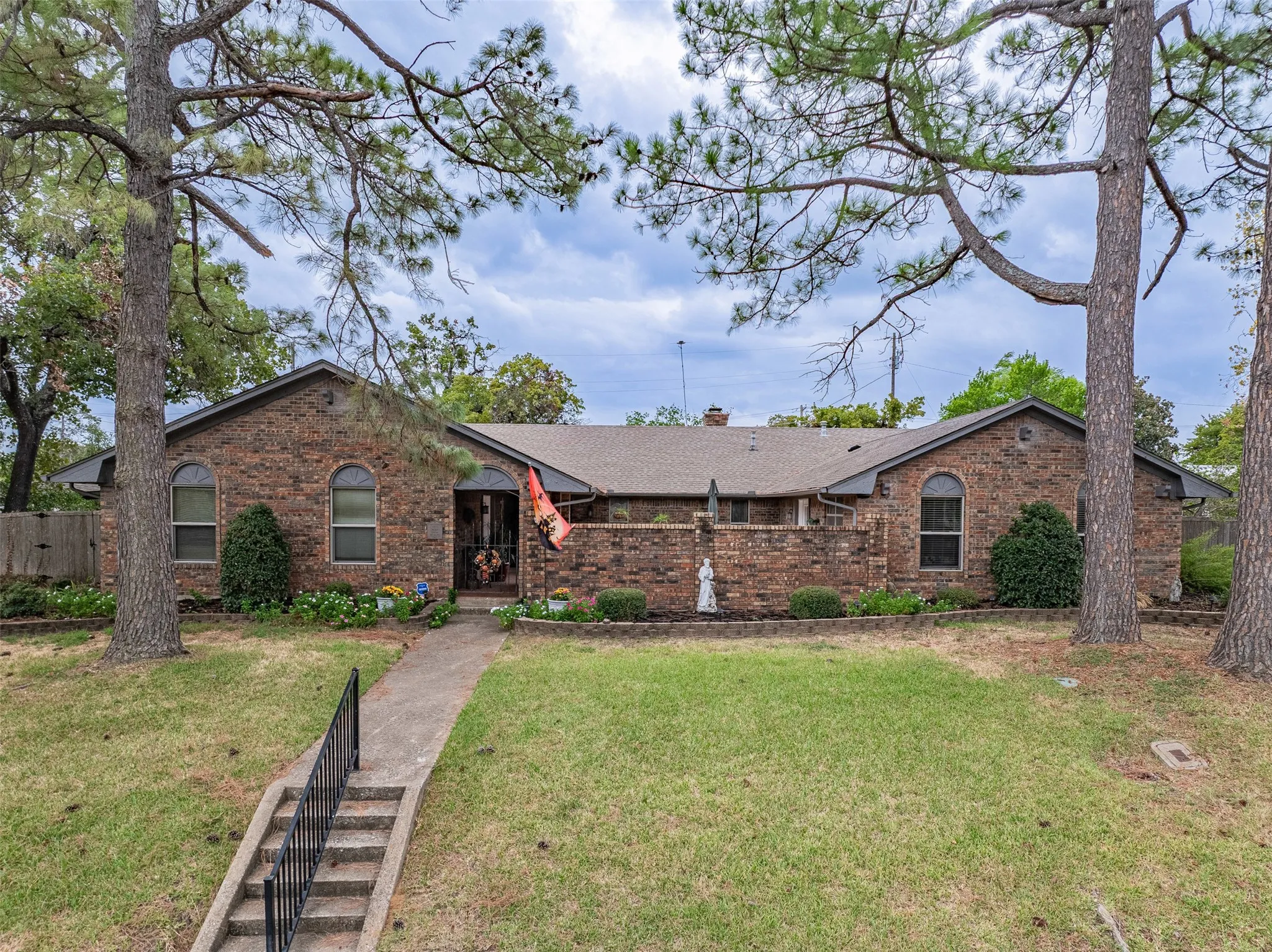 Single Family Residence For Sale in Grayson County , 2702 Tracey Street, Denison, Texas 75020, 4 Bedroom, 4 Bathroom, 2 Garage spaces, 3,557 Sqft, built in 1980, mls#21397610, Real Estate Agent in Denison, Homes For Sale in Grayson county, Homes For Sale in Denison, Realtor in Denison Texas, Real Estate Brokerage Independent Realty Texas, Luminita Cordes Realtor