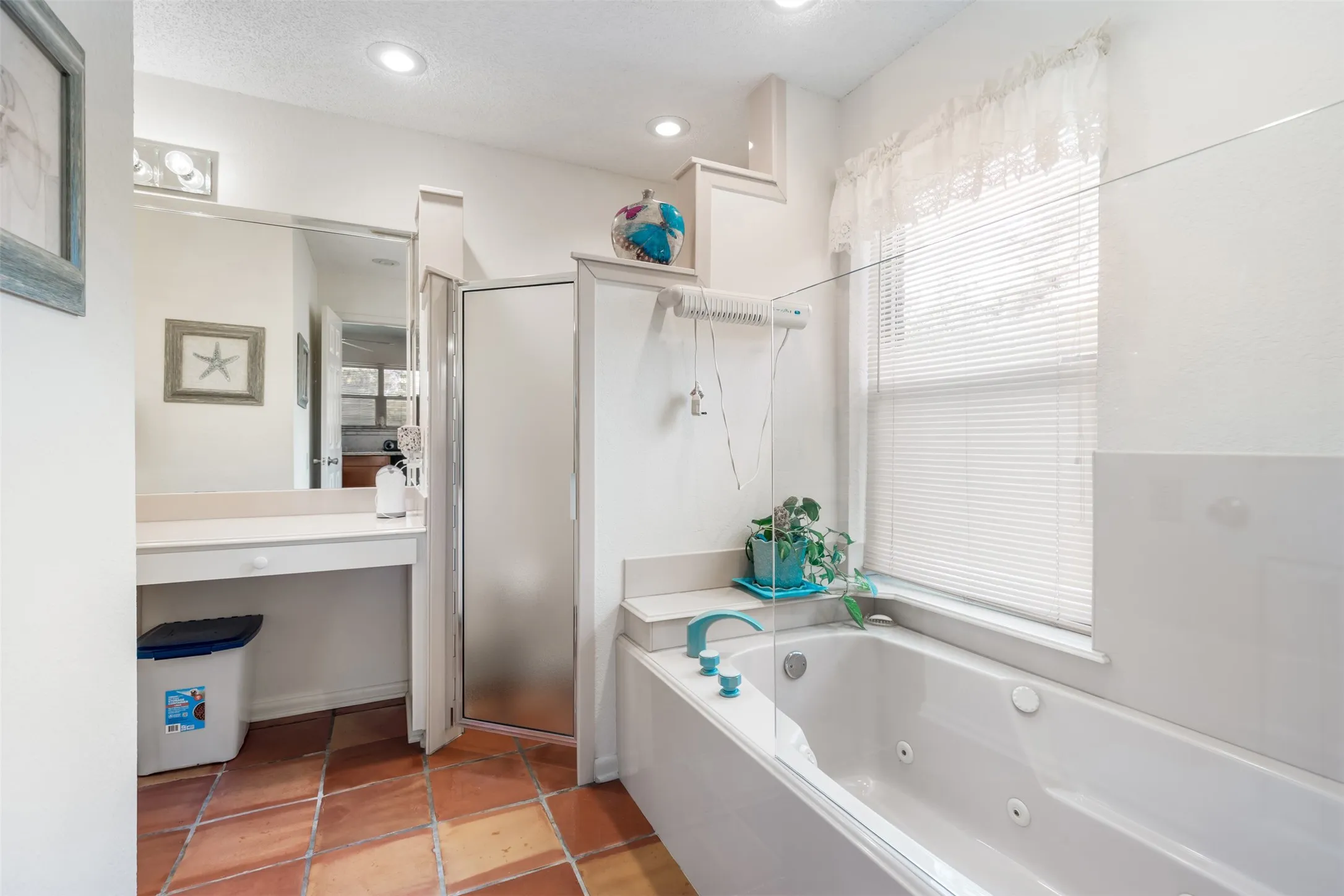 Single Family Residence For Sale in Grayson County , 2702 Tracey Street, Denison, Texas 75020, 4 Bedroom, 4 Bathroom, 2 Garage spaces, 3,557 Sqft, built in 1980, mls#21397610, Real Estate Agent in Denison, Homes For Sale in Grayson county, Homes For Sale in Denison, Realtor in Denison Texas, Real Estate Brokerage Independent Realty Texas, Luminita Cordes Realtor