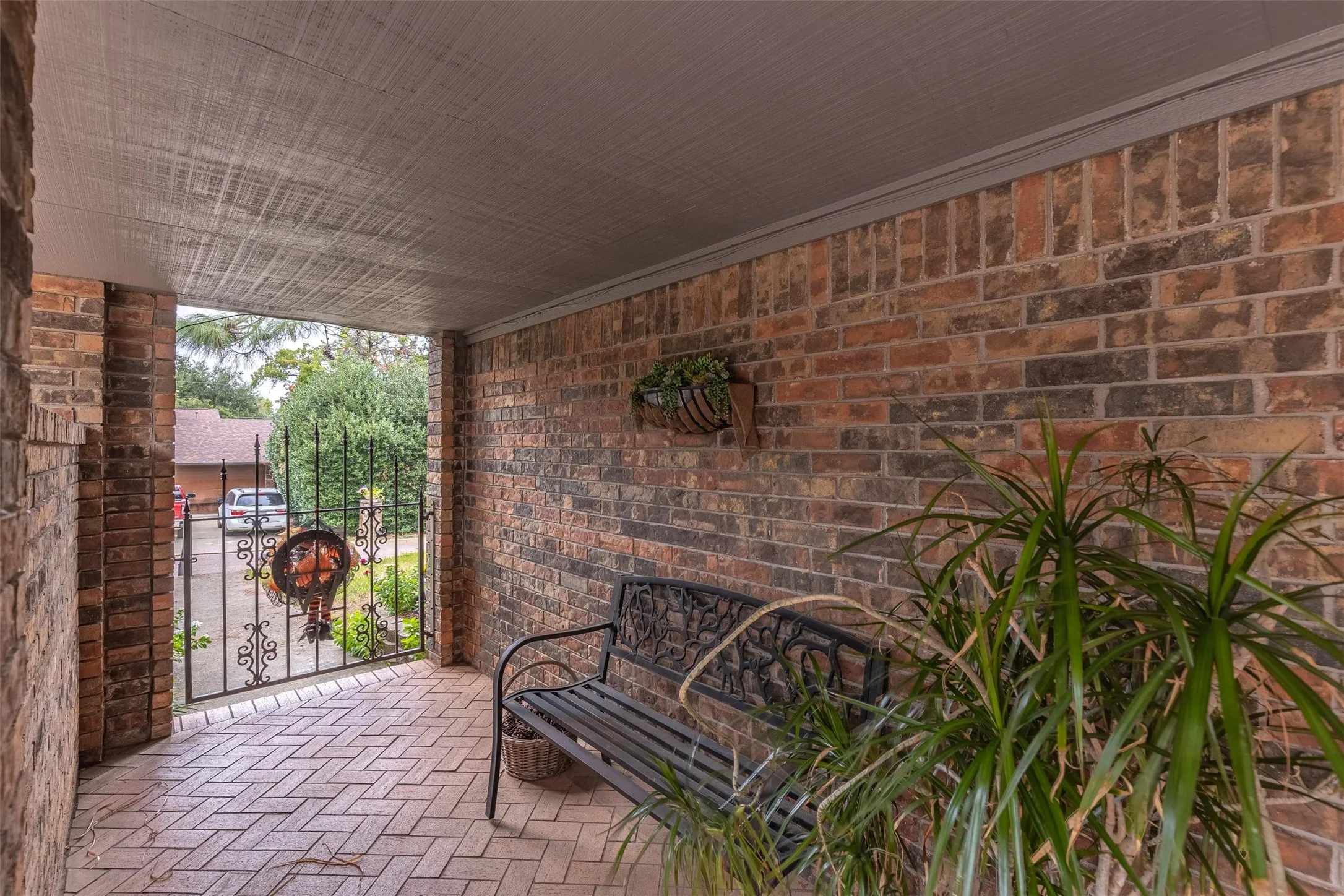 Single Family Residence For Sale in Grayson County , 2702 Tracey Street, Denison, Texas 75020, 4 Bedroom, 4 Bathroom, 2 Garage spaces, 3,557 Sqft, built in 1980, mls#21397610, Real Estate Agent in Denison, Homes For Sale in Grayson county, Homes For Sale in Denison, Realtor in Denison Texas, Real Estate Brokerage Independent Realty Texas, Luminita Cordes Realtor