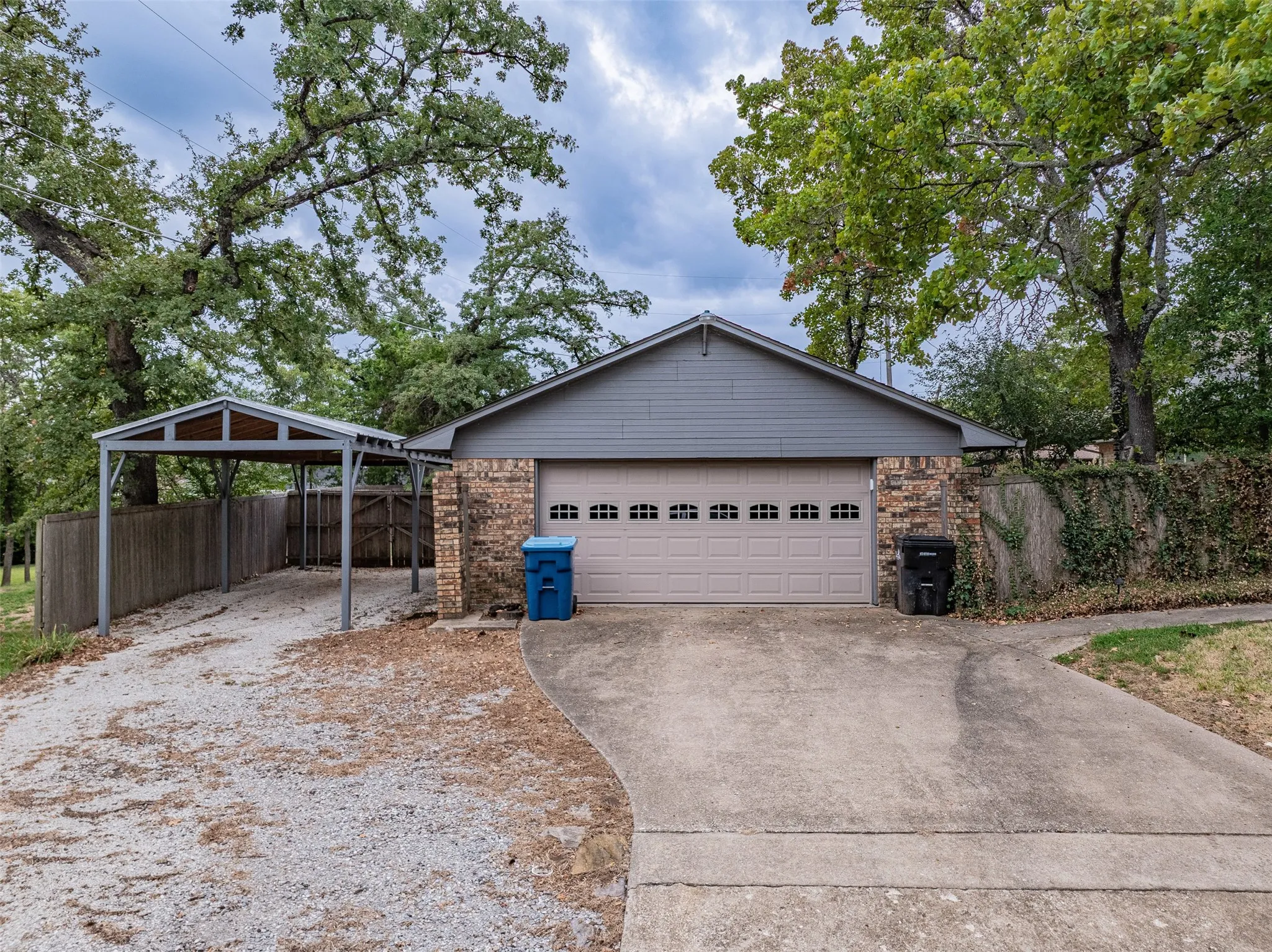 Single Family Residence For Sale in Grayson County , 2702 Tracey Street, Denison, Texas 75020, 4 Bedroom, 4 Bathroom, 2 Garage spaces, 3,557 Sqft, built in 1980, mls#21397610, Real Estate Agent in Denison, Homes For Sale in Grayson county, Homes For Sale in Denison, Realtor in Denison Texas, Real Estate Brokerage Independent Realty Texas, Luminita Cordes Realtor