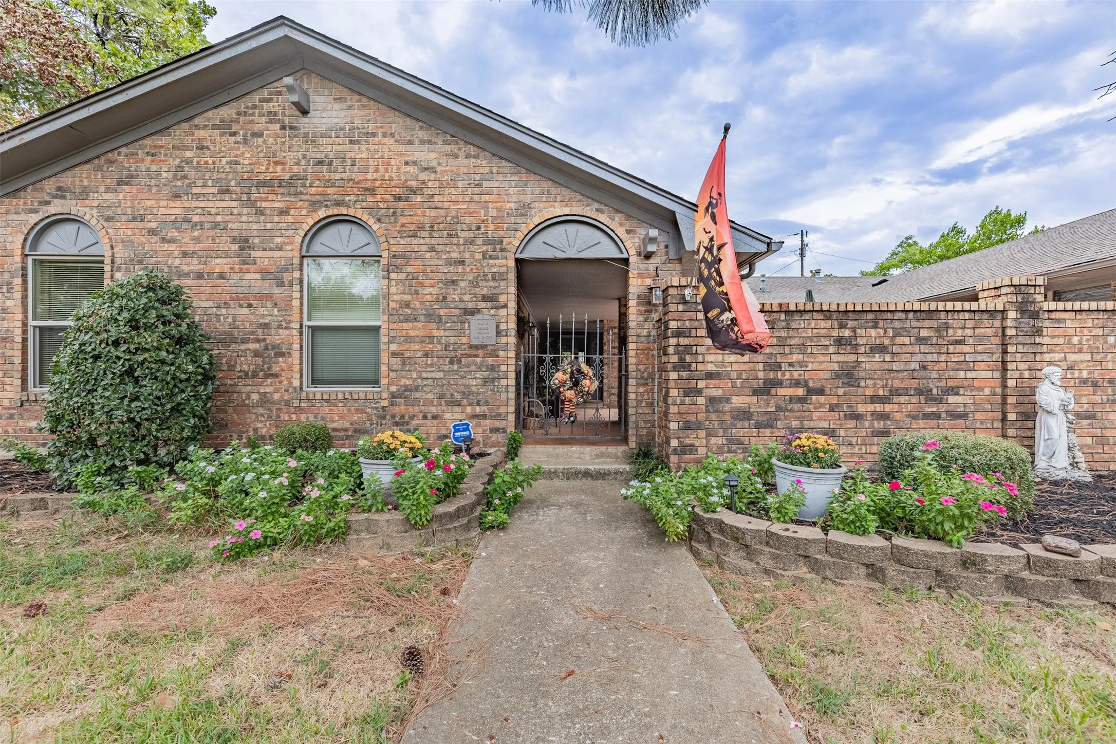 Single Family Residence For Sale in Grayson County , 2702 Tracey Street, Denison, Texas 75020, 4 Bedroom, 4 Bathroom, 2 Garage spaces, 3,557 Sqft, built in 1980, mls#21397610, Real Estate Agent in Denison, Homes For Sale in Grayson county, Homes For Sale in Denison, Realtor in Denison Texas, Real Estate Brokerage Independent Realty Texas, Luminita Cordes Realtor