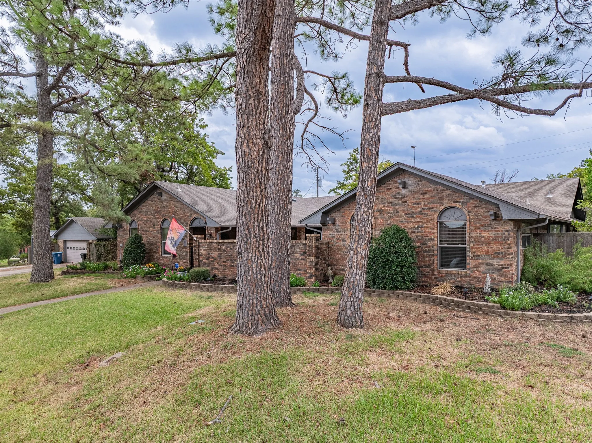 Single Family Residence For Sale in Grayson County , 2702 Tracey Street, Denison, Texas 75020, 4 Bedroom, 4 Bathroom, 2 Garage spaces, 3,557 Sqft, built in 1980, mls#21397610, Real Estate Agent in Denison, Homes For Sale in Grayson county, Homes For Sale in Denison, Realtor in Denison Texas, Real Estate Brokerage Independent Realty Texas, Luminita Cordes Realtor