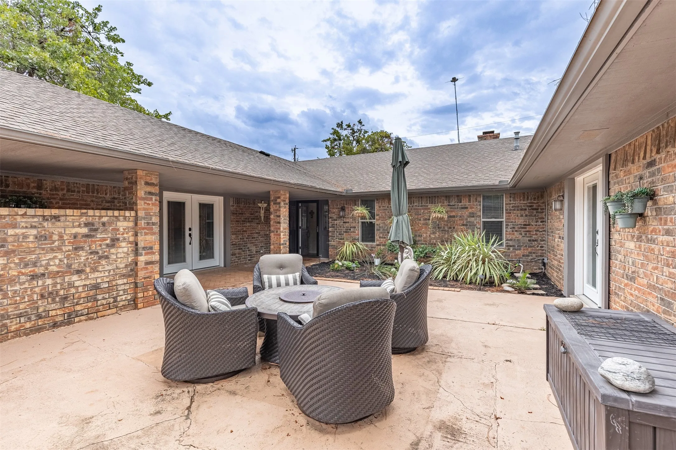Single Family Residence For Sale in Grayson County , 2702 Tracey Street, Denison, Texas 75020, 4 Bedroom, 4 Bathroom, 2 Garage spaces, 3,557 Sqft, built in 1980, mls#21397610, Real Estate Agent in Denison, Homes For Sale in Grayson county, Homes For Sale in Denison, Realtor in Denison Texas, Real Estate Brokerage Independent Realty Texas, Luminita Cordes Realtor