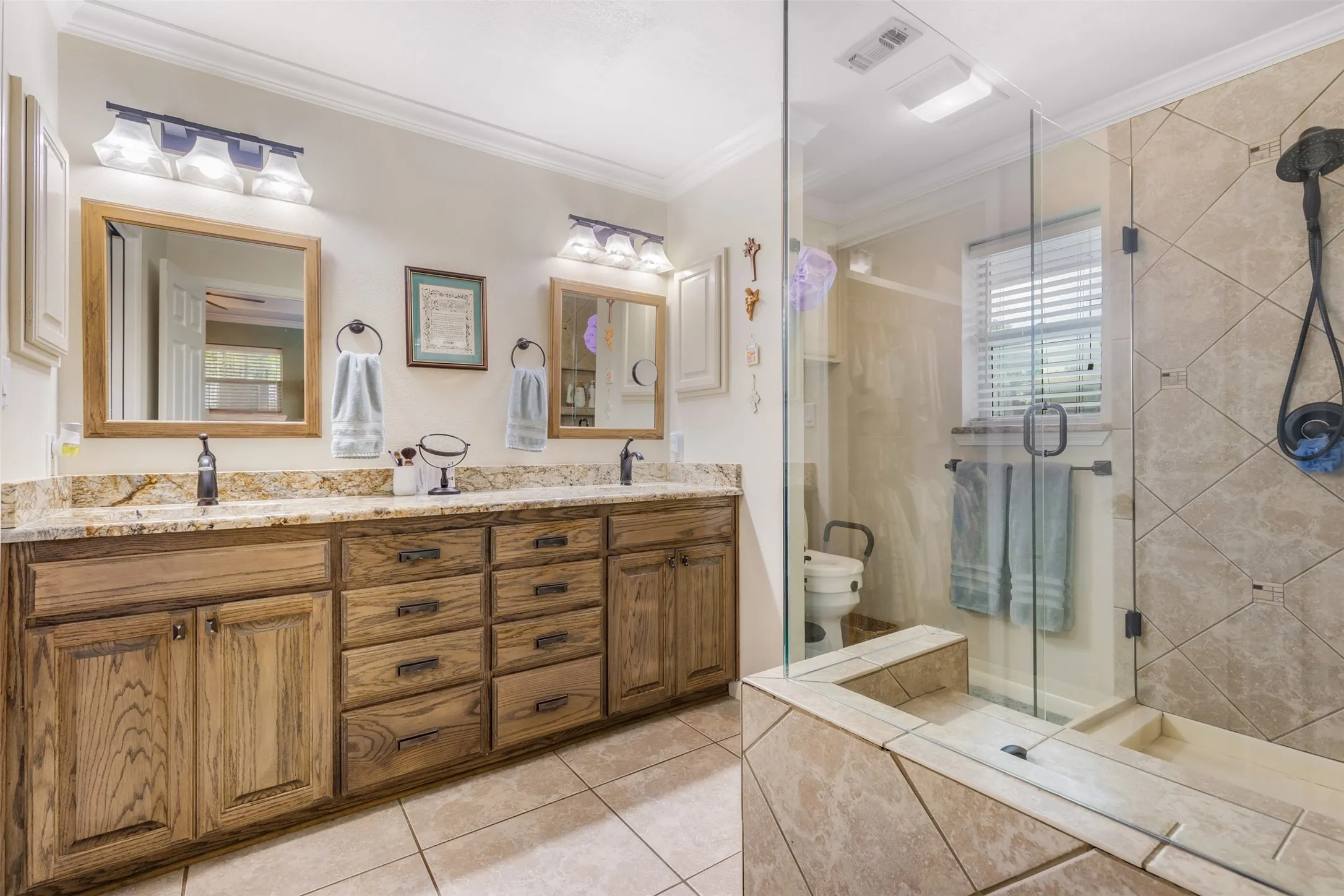 Single Family Residence For Sale in Grayson County , 2702 Tracey Street, Denison, Texas 75020, 4 Bedroom, 4 Bathroom, 2 Garage spaces, 3,557 Sqft, built in 1980, mls#21397610, Real Estate Agent in Denison, Homes For Sale in Grayson county, Homes For Sale in Denison, Realtor in Denison Texas, Real Estate Brokerage Independent Realty Texas, Luminita Cordes Realtor