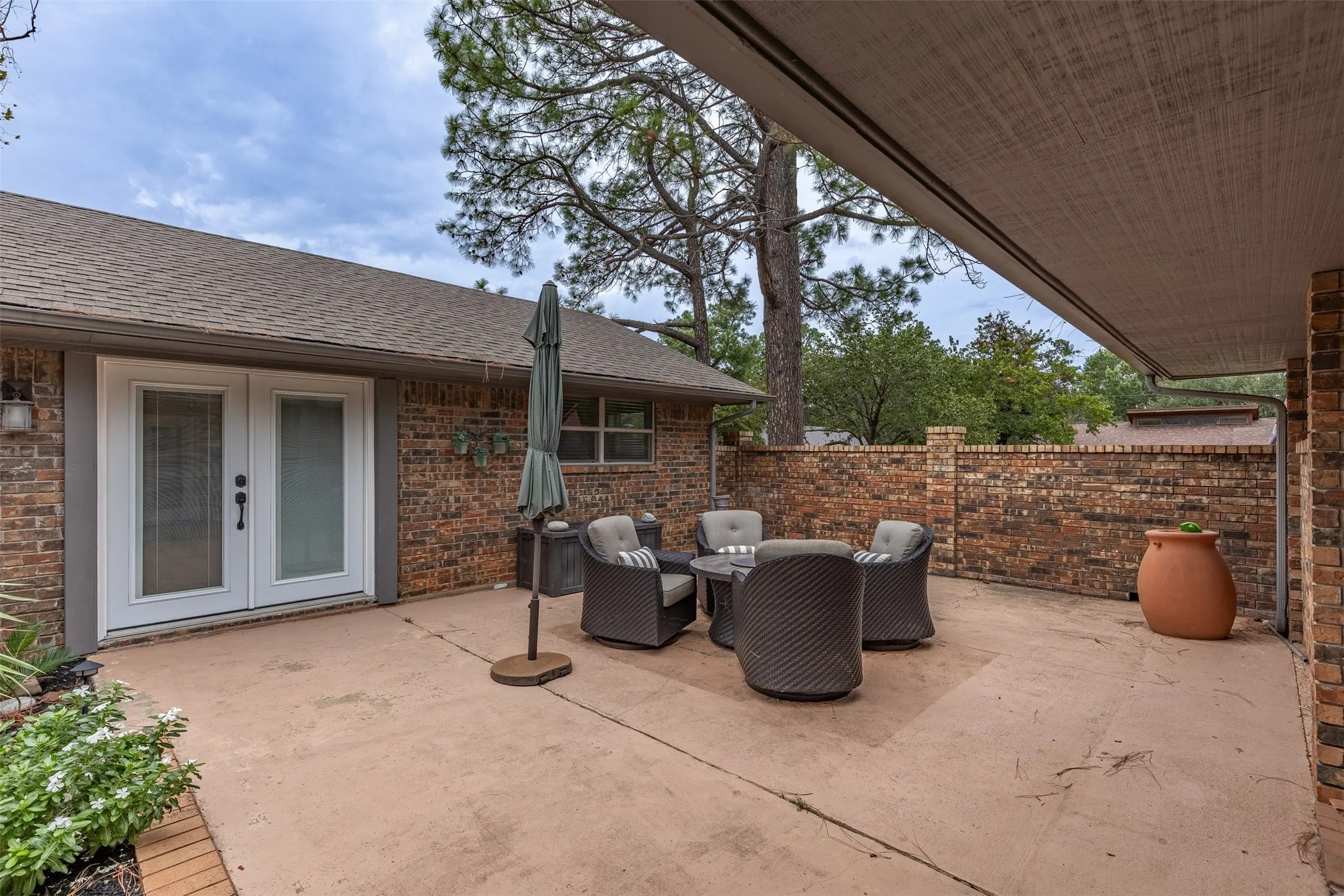 Single Family Residence For Sale in Grayson County , 2702 Tracey Street, Denison, Texas 75020, 4 Bedroom, 4 Bathroom, 2 Garage spaces, 3,557 Sqft, built in 1980, mls#21397610, Real Estate Agent in Denison, Homes For Sale in Grayson county, Homes For Sale in Denison, Realtor in Denison Texas, Real Estate Brokerage Independent Realty Texas, Luminita Cordes Realtor