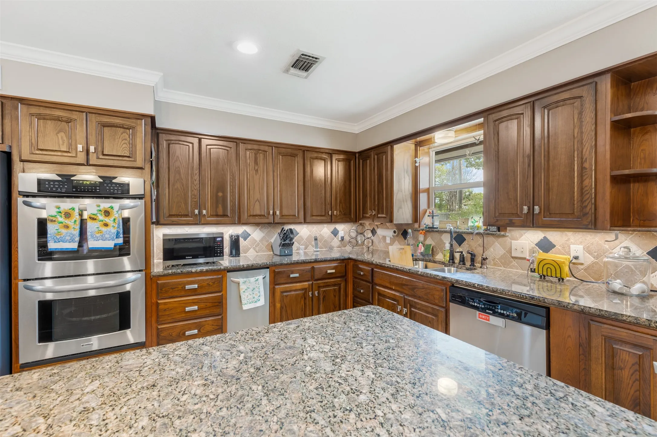 Single Family Residence For Sale in Grayson County , 2702 Tracey Street, Denison, Texas 75020, 4 Bedroom, 4 Bathroom, 2 Garage spaces, 3,557 Sqft, built in 1980, mls#21397610, Real Estate Agent in Denison, Homes For Sale in Grayson county, Homes For Sale in Denison, Realtor in Denison Texas, Real Estate Brokerage Independent Realty Texas, Luminita Cordes Realtor