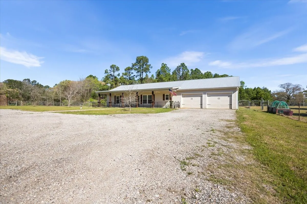 Single Family Residence For Sale in Wood County , 256 County Road 2749, Mineola, Texas 75773, 3 Bedroom, 2 Bathroom, 2 Garage spaces, 1,500 Sqft, built in 2018, mls#21404075, Real Estate Agent in Mineola, Homes For Sale in Wood county, Homes For Sale in Mineola, Realtor in Mineola Texas, Real Estate Brokerage Independent Realty Texas, Luminita Cordes Realtor
