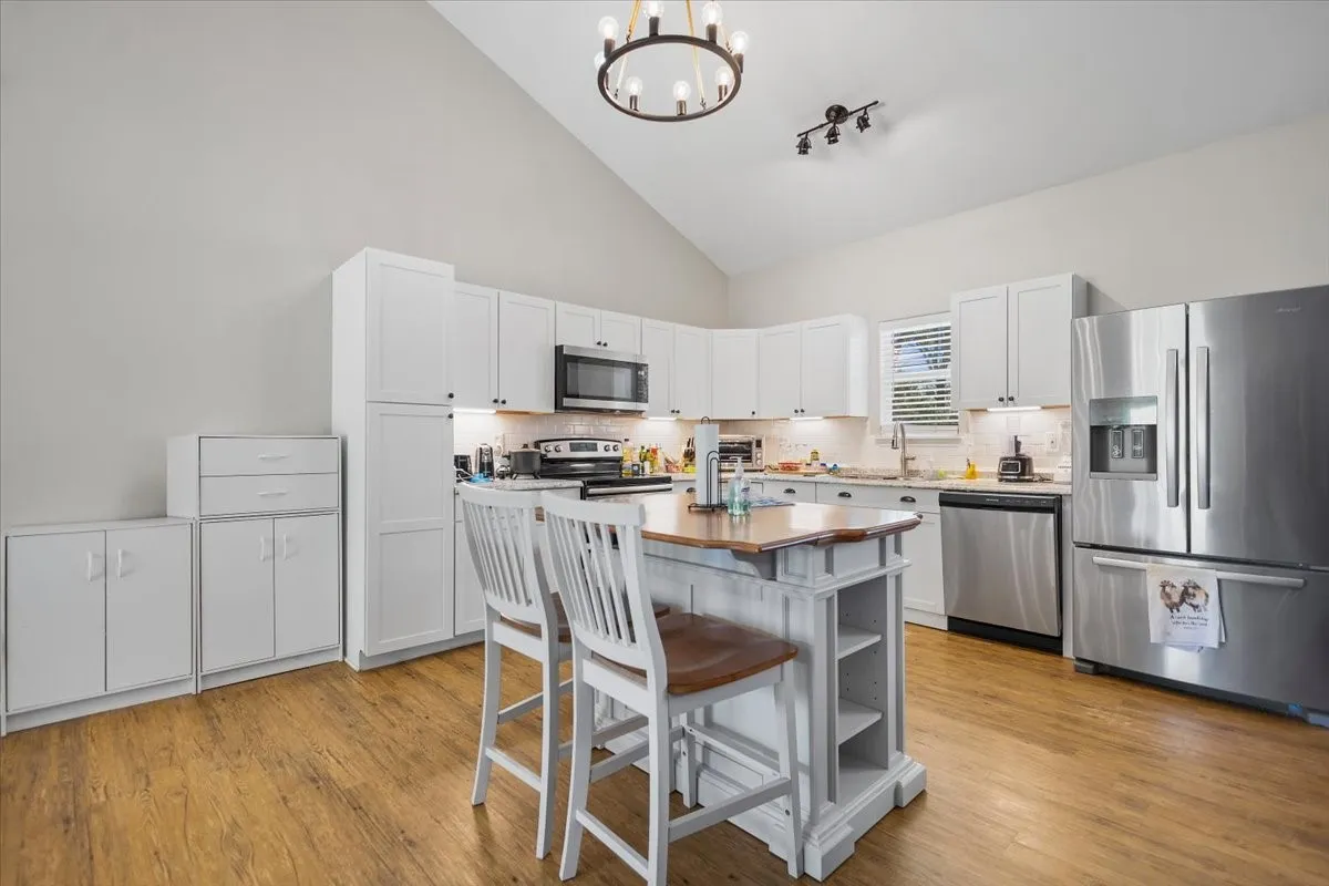 Single Family Residence For Sale in Wood County , 256 County Road 2749, Mineola, Texas 75773, 3 Bedroom, 2 Bathroom, 2 Garage spaces, 1,500 Sqft, built in 2018, mls#21404075, Real Estate Agent in Mineola, Homes For Sale in Wood county, Homes For Sale in Mineola, Realtor in Mineola Texas, Real Estate Brokerage Independent Realty Texas, Luminita Cordes Realtor