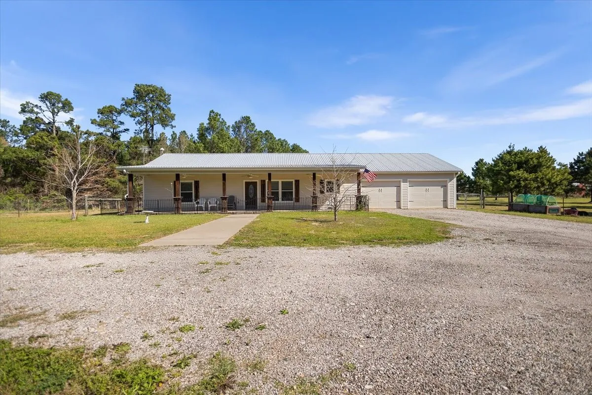 Single Family Residence For Sale in Wood County , 256 County Road 2749, Mineola, Texas 75773, 3 Bedroom, 2 Bathroom, 2 Garage spaces, 1,500 Sqft, built in 2018, mls#21404075, Real Estate Agent in Mineola, Homes For Sale in Wood county, Homes For Sale in Mineola, Realtor in Mineola Texas, Real Estate Brokerage Independent Realty Texas, Luminita Cordes Realtor