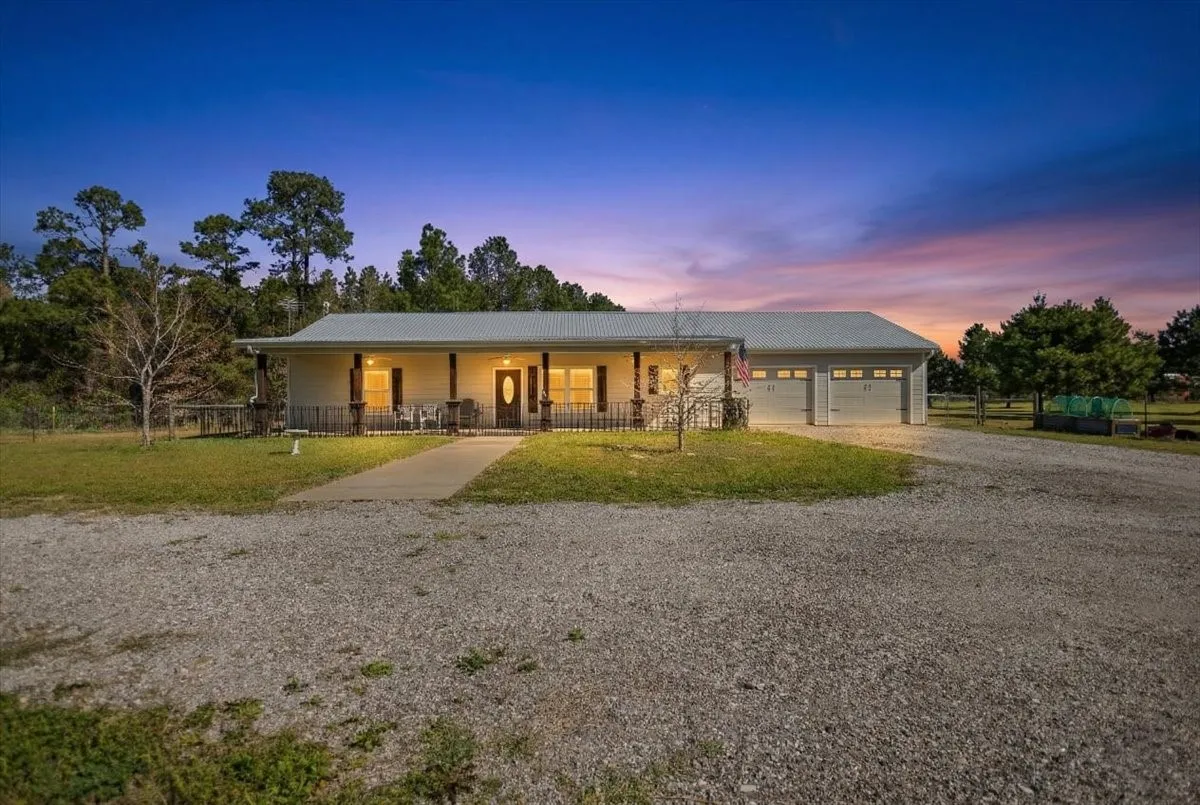 Single Family Residence For Sale in Wood County , 256 County Road 2749, Mineola, Texas 75773, 3 Bedroom, 2 Bathroom, 2 Garage spaces, 1,500 Sqft, built in 2018, mls#21404075, Real Estate Agent in Mineola, Homes For Sale in Wood county, Homes For Sale in Mineola, Realtor in Mineola Texas, Real Estate Brokerage Independent Realty Texas, Luminita Cordes Realtor