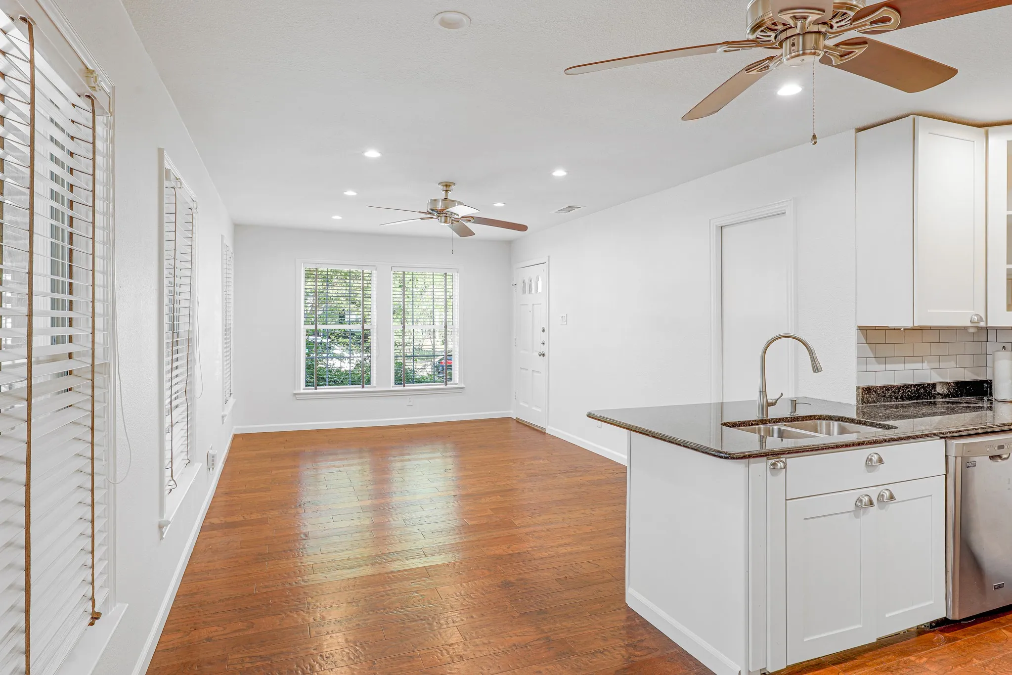 Duplex For Rent in Dallas County , 6220 Kenwood Avenue, Dallas, Texas 75214, 1 Bedroom, 1 Bathroom, 1 Garage spaces, 700 Sqft, built in 1943, mls#21400543, Real Estate Agent in Dallas, Homes For Rent in Dallas county, Homes For Rent in Dallas, Realtor in Dallas Texas, Real Estate Brokerage Independent Realty Texas, Luminita Cordes Realtor