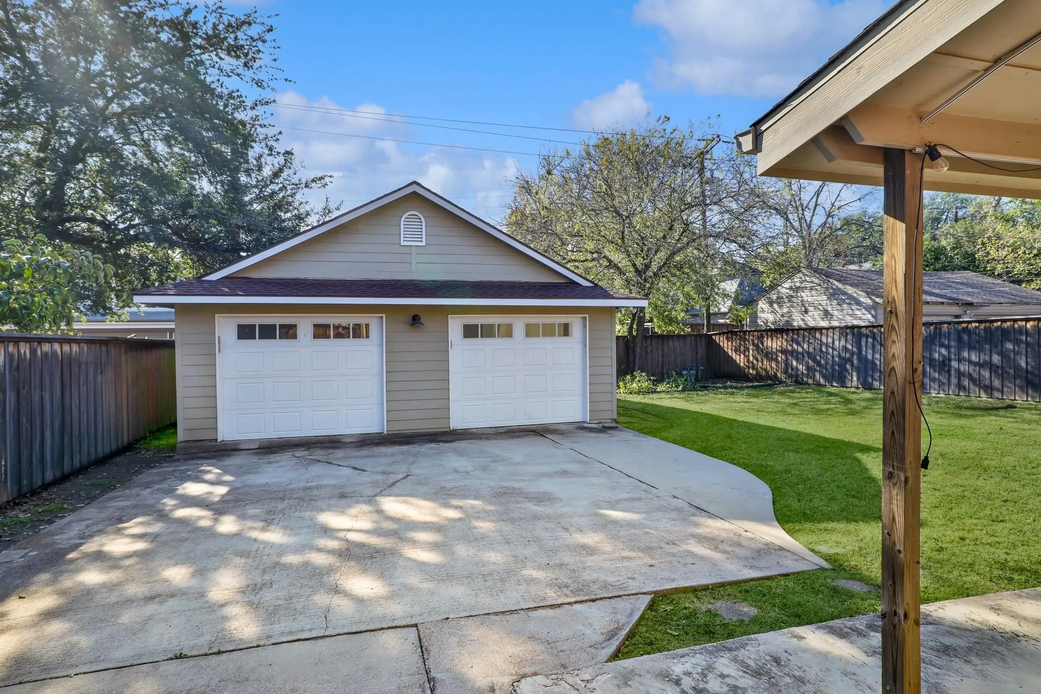 Duplex For Rent in Dallas County , 6220 Kenwood Avenue, Dallas, Texas 75214, 1 Bedroom, 1 Bathroom, 1 Garage spaces, 700 Sqft, built in 1943, mls#21400543, Real Estate Agent in Dallas, Homes For Rent in Dallas county, Homes For Rent in Dallas, Realtor in Dallas Texas, Real Estate Brokerage Independent Realty Texas, Luminita Cordes Realtor