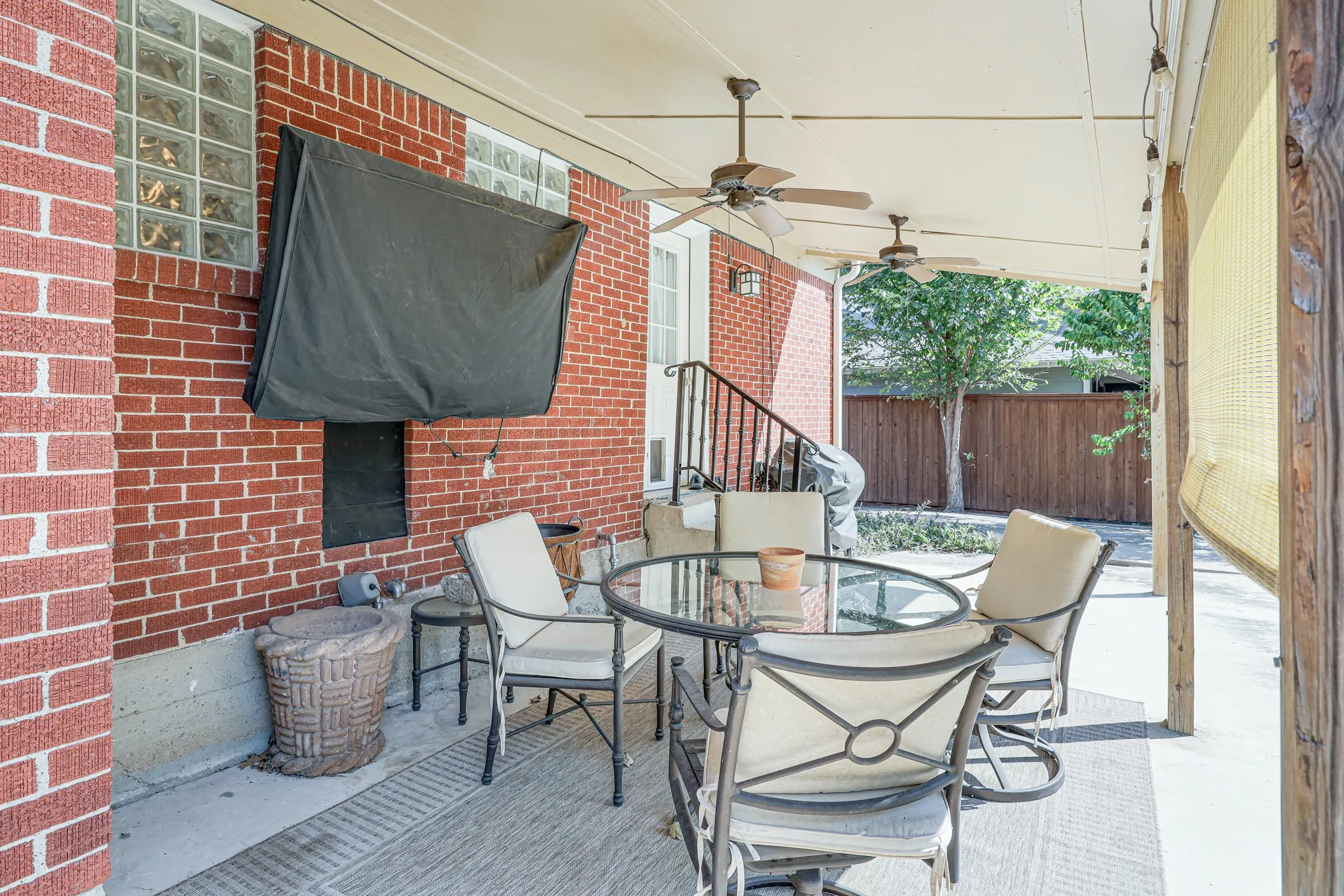 Duplex For Rent in Dallas County , 6220 Kenwood Avenue, Dallas, Texas 75214, 1 Bedroom, 1 Bathroom, 1 Garage spaces, 700 Sqft, built in 1943, mls#21400543, Real Estate Agent in Dallas, Homes For Rent in Dallas county, Homes For Rent in Dallas, Realtor in Dallas Texas, Real Estate Brokerage Independent Realty Texas, Luminita Cordes Realtor