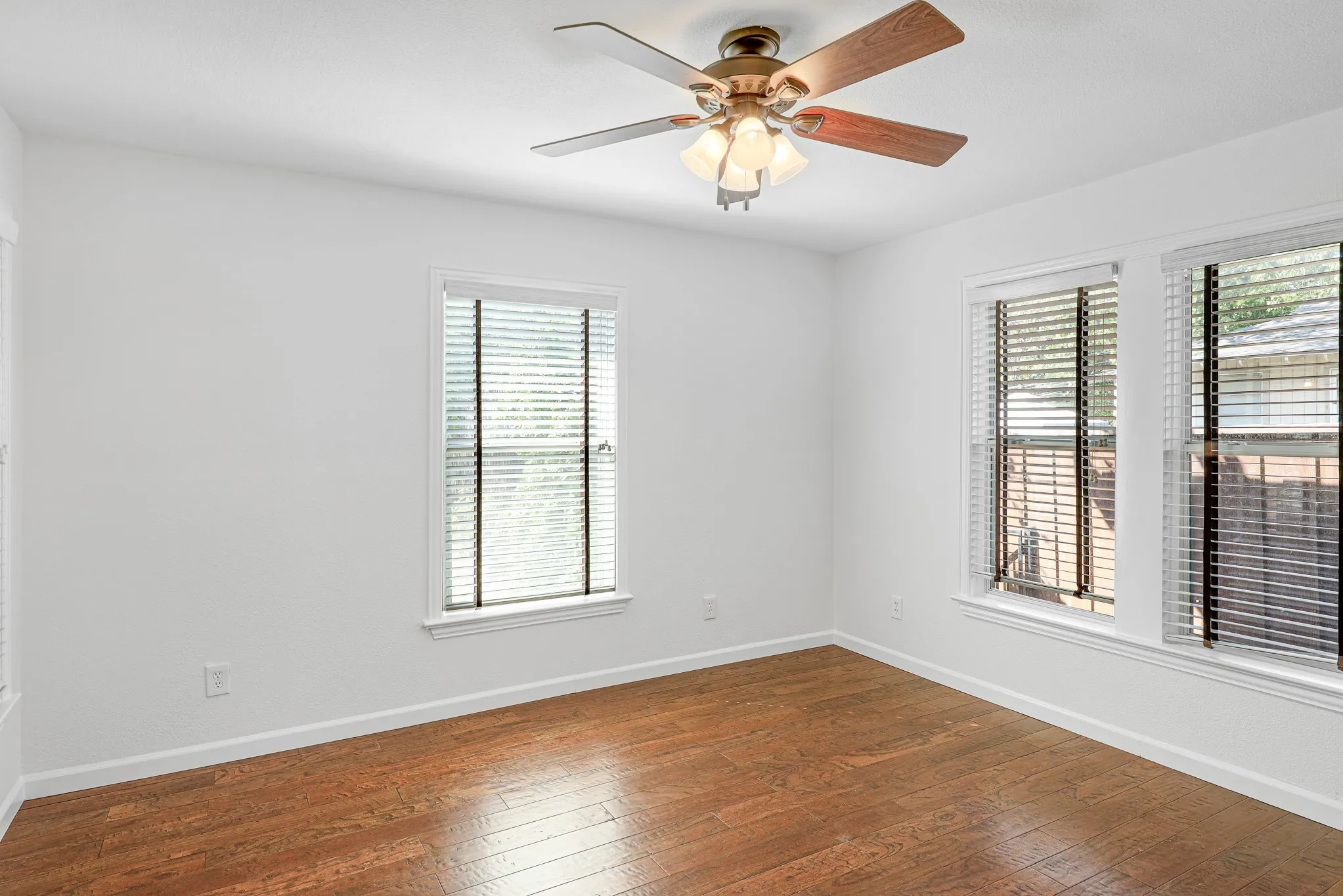 Duplex For Rent in Dallas County , 6220 Kenwood Avenue, Dallas, Texas 75214, 1 Bedroom, 1 Bathroom, 1 Garage spaces, 700 Sqft, built in 1943, mls#21400543, Real Estate Agent in Dallas, Homes For Rent in Dallas county, Homes For Rent in Dallas, Realtor in Dallas Texas, Real Estate Brokerage Independent Realty Texas, Luminita Cordes Realtor