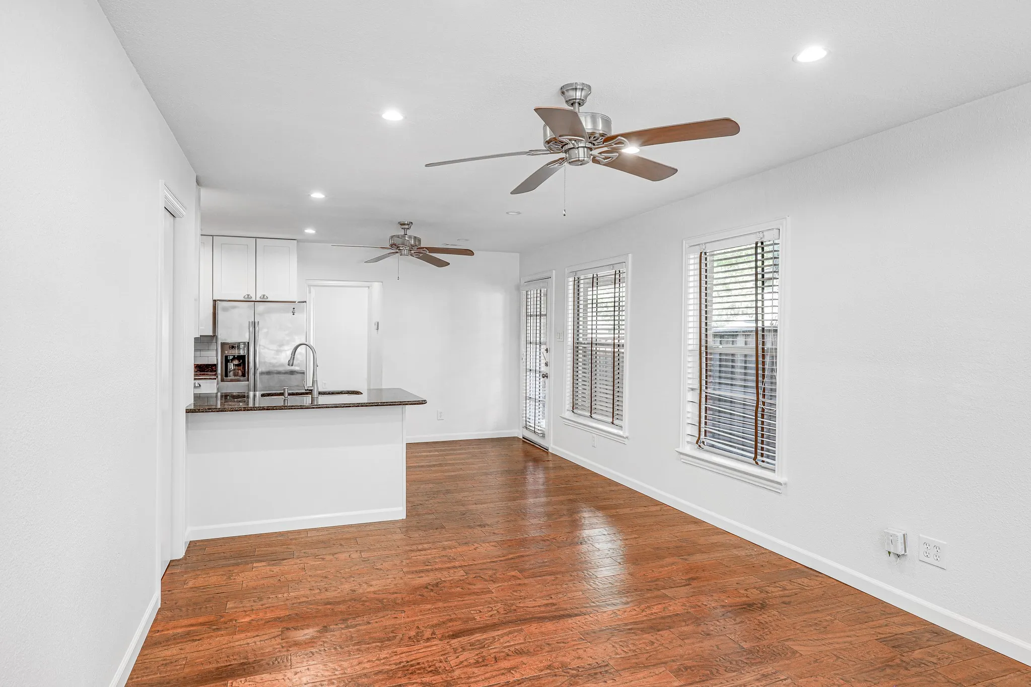 Duplex For Rent in Dallas County , 6220 Kenwood Avenue, Dallas, Texas 75214, 1 Bedroom, 1 Bathroom, 1 Garage spaces, 700 Sqft, built in 1943, mls#21400543, Real Estate Agent in Dallas, Homes For Rent in Dallas county, Homes For Rent in Dallas, Realtor in Dallas Texas, Real Estate Brokerage Independent Realty Texas, Luminita Cordes Realtor