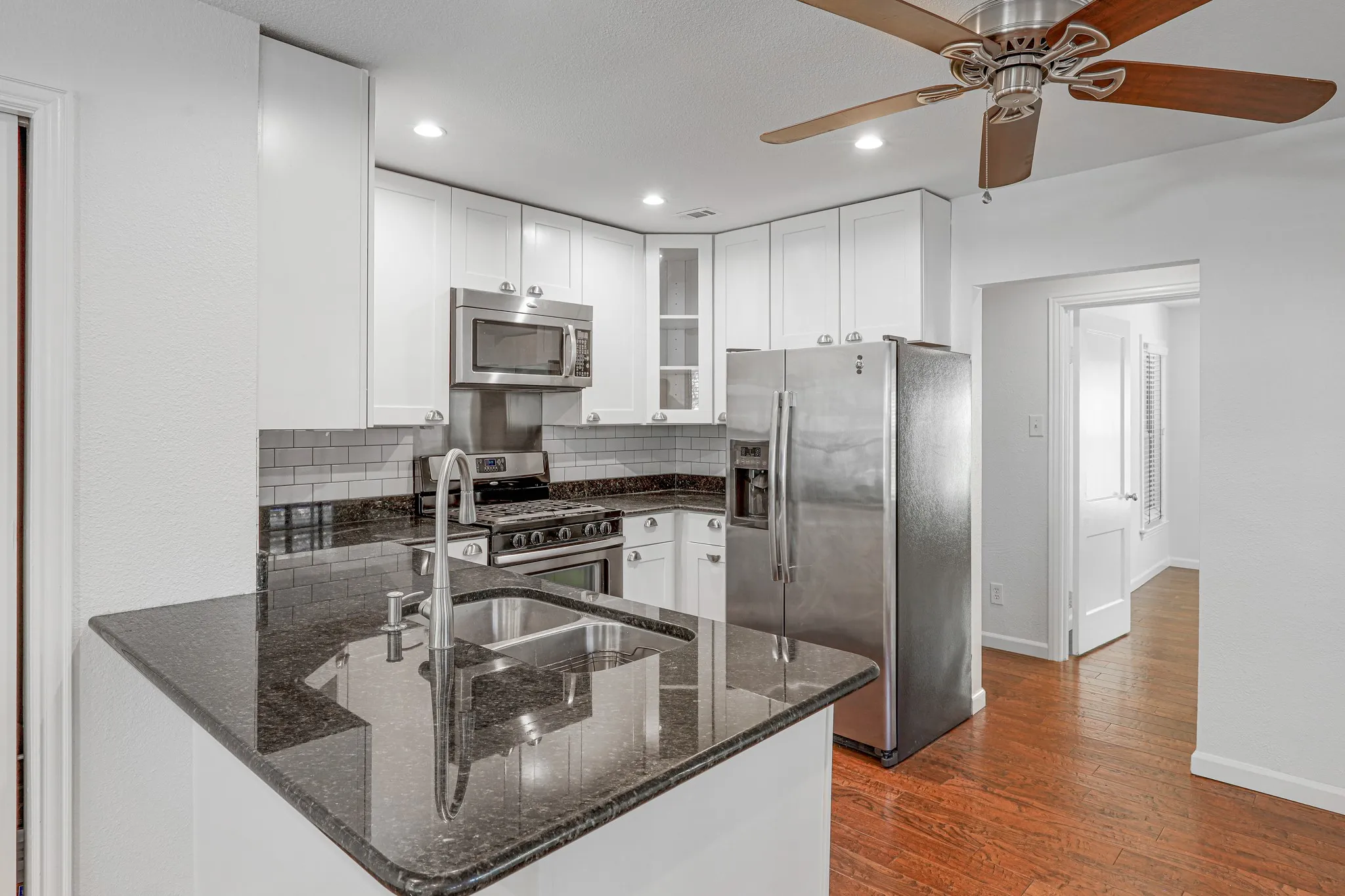 Duplex For Rent in Dallas County , 6220 Kenwood Avenue, Dallas, Texas 75214, 1 Bedroom, 1 Bathroom, 1 Garage spaces, 700 Sqft, built in 1943, mls#21400543, Real Estate Agent in Dallas, Homes For Rent in Dallas county, Homes For Rent in Dallas, Realtor in Dallas Texas, Real Estate Brokerage Independent Realty Texas, Luminita Cordes Realtor