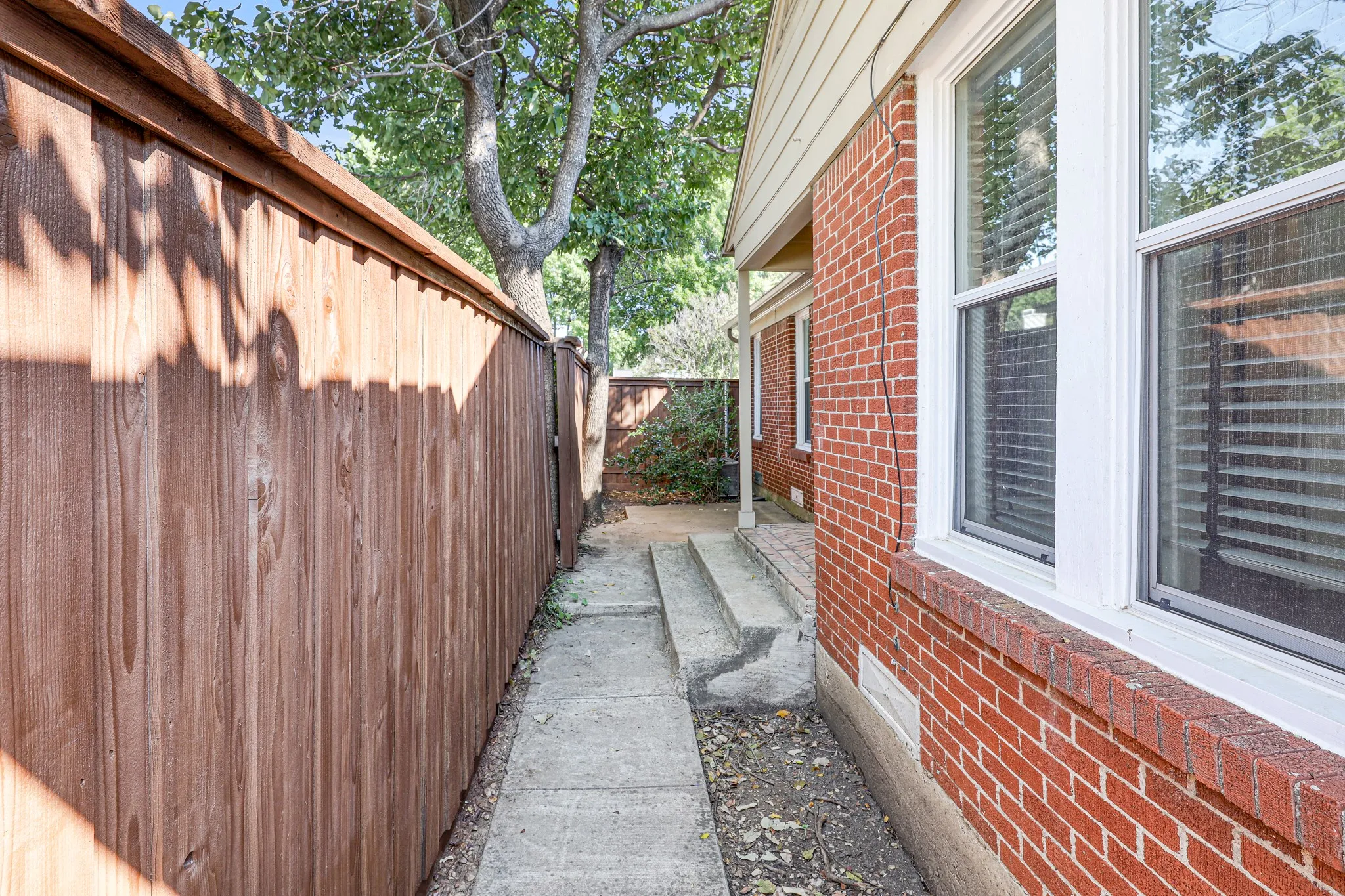 Duplex For Rent in Dallas County , 6220 Kenwood Avenue, Dallas, Texas 75214, 1 Bedroom, 1 Bathroom, 1 Garage spaces, 700 Sqft, built in 1943, mls#21400543, Real Estate Agent in Dallas, Homes For Rent in Dallas county, Homes For Rent in Dallas, Realtor in Dallas Texas, Real Estate Brokerage Independent Realty Texas, Luminita Cordes Realtor