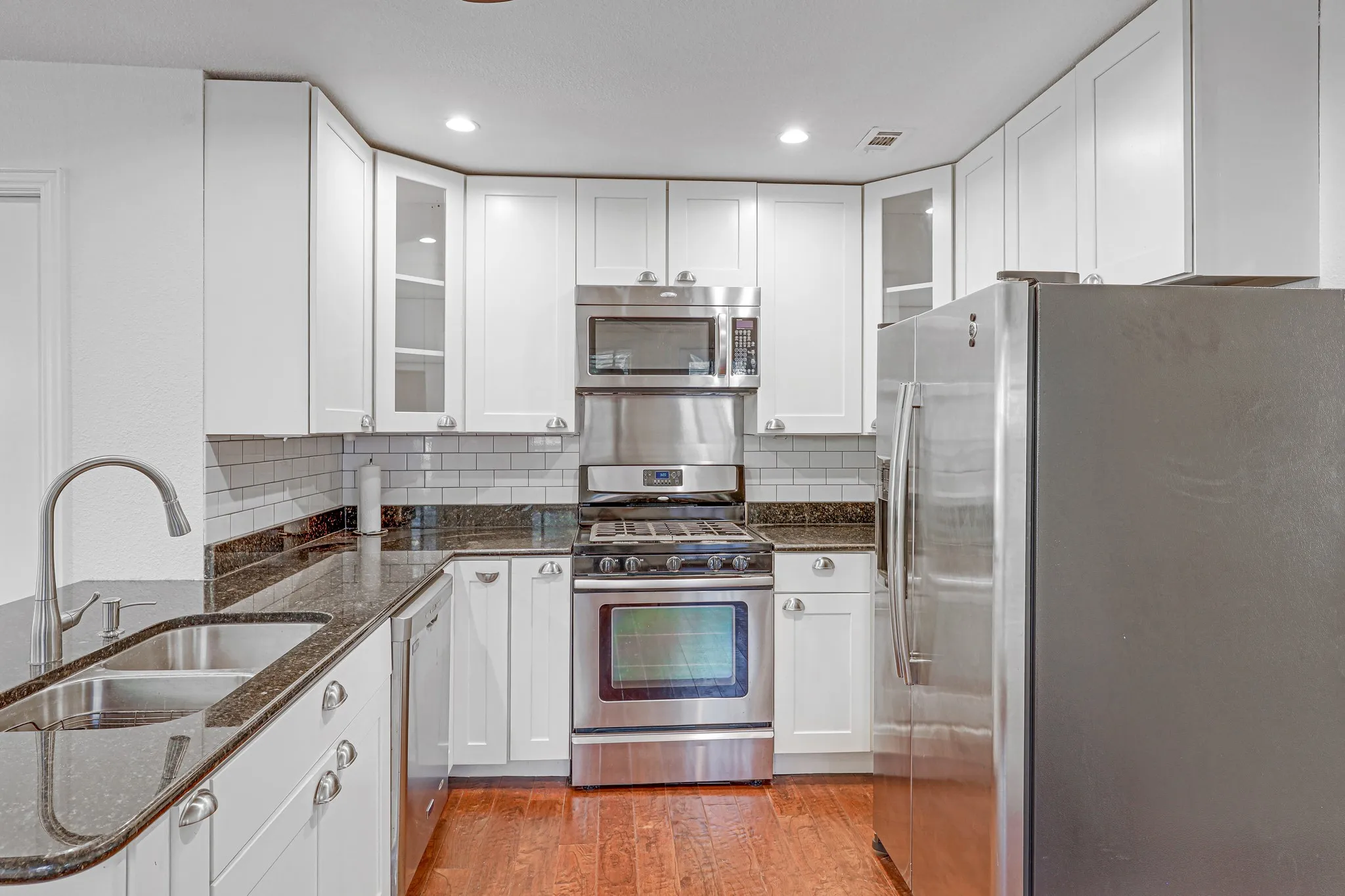Duplex For Rent in Dallas County , 6220 Kenwood Avenue, Dallas, Texas 75214, 1 Bedroom, 1 Bathroom, 1 Garage spaces, 700 Sqft, built in 1943, mls#21400543, Real Estate Agent in Dallas, Homes For Rent in Dallas county, Homes For Rent in Dallas, Realtor in Dallas Texas, Real Estate Brokerage Independent Realty Texas, Luminita Cordes Realtor