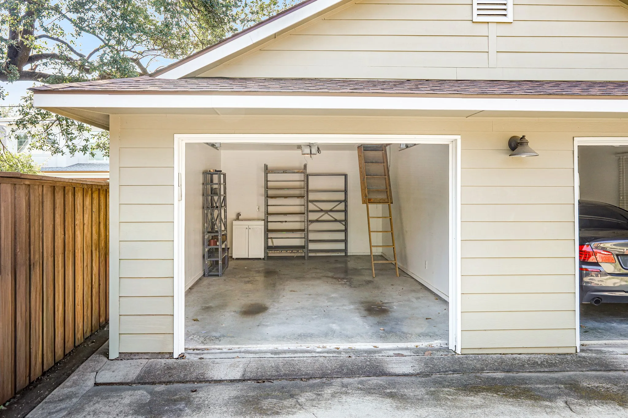 Duplex For Rent in Dallas County , 6220 Kenwood Avenue, Dallas, Texas 75214, 1 Bedroom, 1 Bathroom, 1 Garage spaces, 700 Sqft, built in 1943, mls#21400543, Real Estate Agent in Dallas, Homes For Rent in Dallas county, Homes For Rent in Dallas, Realtor in Dallas Texas, Real Estate Brokerage Independent Realty Texas, Luminita Cordes Realtor