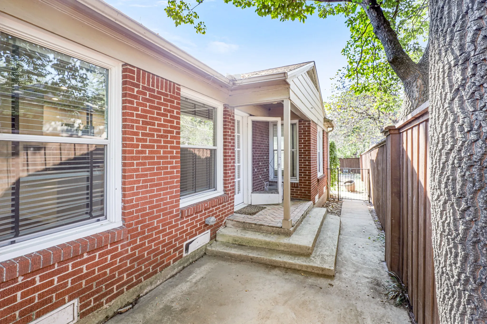 Duplex For Rent in Dallas County , 6220 Kenwood Avenue, Dallas, Texas 75214, 1 Bedroom, 1 Bathroom, 1 Garage spaces, 700 Sqft, built in 1943, mls#21400543, Real Estate Agent in Dallas, Homes For Rent in Dallas county, Homes For Rent in Dallas, Realtor in Dallas Texas, Real Estate Brokerage Independent Realty Texas, Luminita Cordes Realtor