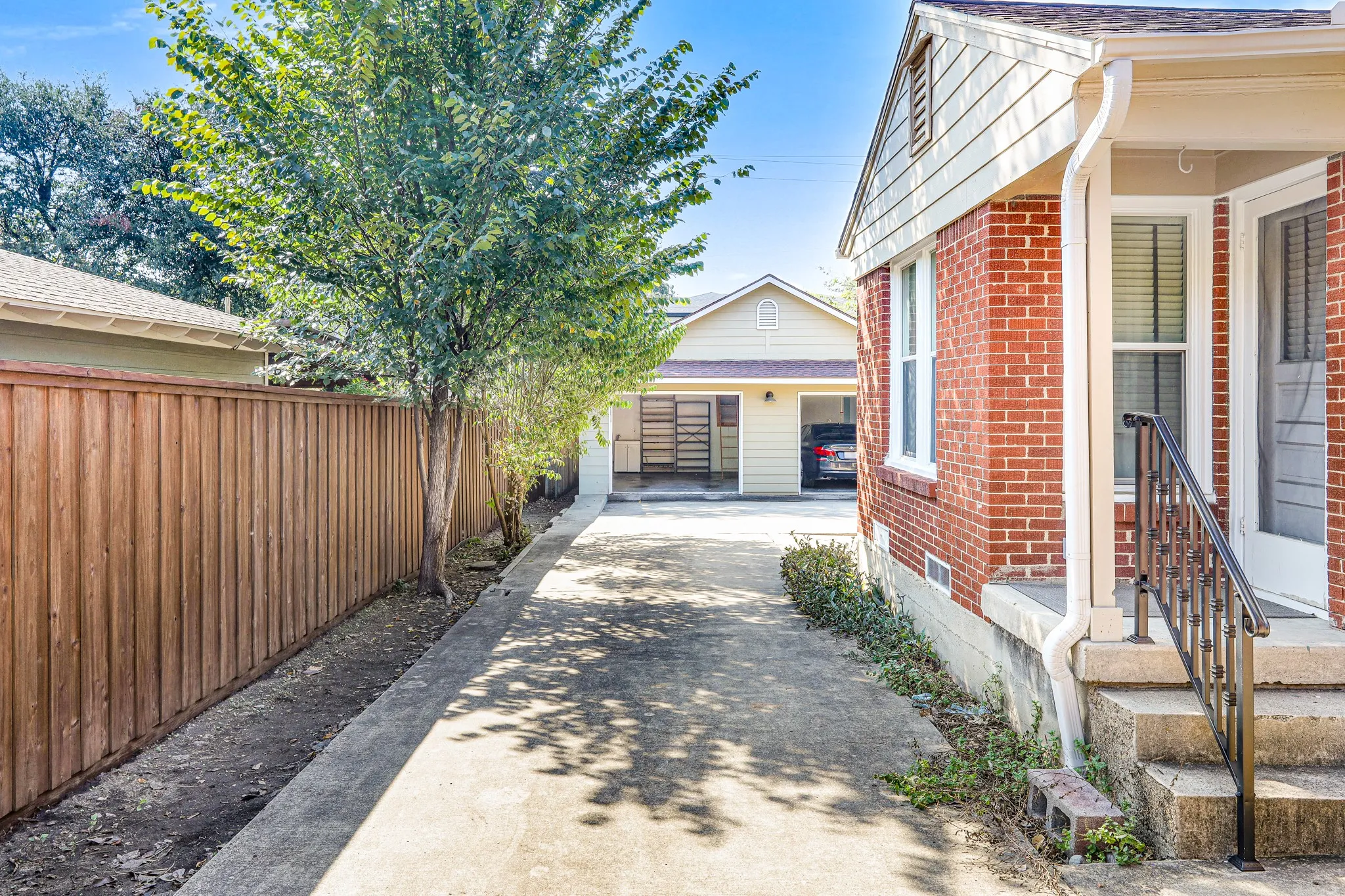 Duplex For Rent in Dallas County , 6220 Kenwood Avenue, Dallas, Texas 75214, 1 Bedroom, 1 Bathroom, 1 Garage spaces, 700 Sqft, built in 1943, mls#21400543, Real Estate Agent in Dallas, Homes For Rent in Dallas county, Homes For Rent in Dallas, Realtor in Dallas Texas, Real Estate Brokerage Independent Realty Texas, Luminita Cordes Realtor
