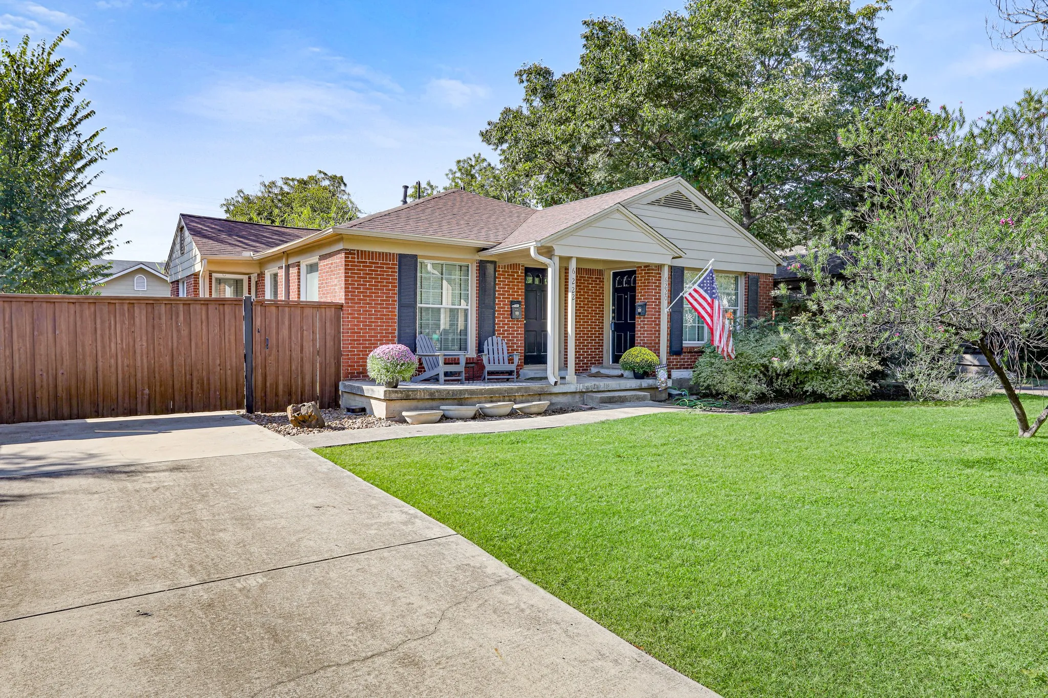 Duplex For Rent in Dallas County , 6220 Kenwood Avenue, Dallas, Texas 75214, 1 Bedroom, 1 Bathroom, 1 Garage spaces, 700 Sqft, built in 1943, mls#21400543, Real Estate Agent in Dallas, Homes For Rent in Dallas county, Homes For Rent in Dallas, Realtor in Dallas Texas, Real Estate Brokerage Independent Realty Texas, Luminita Cordes Realtor