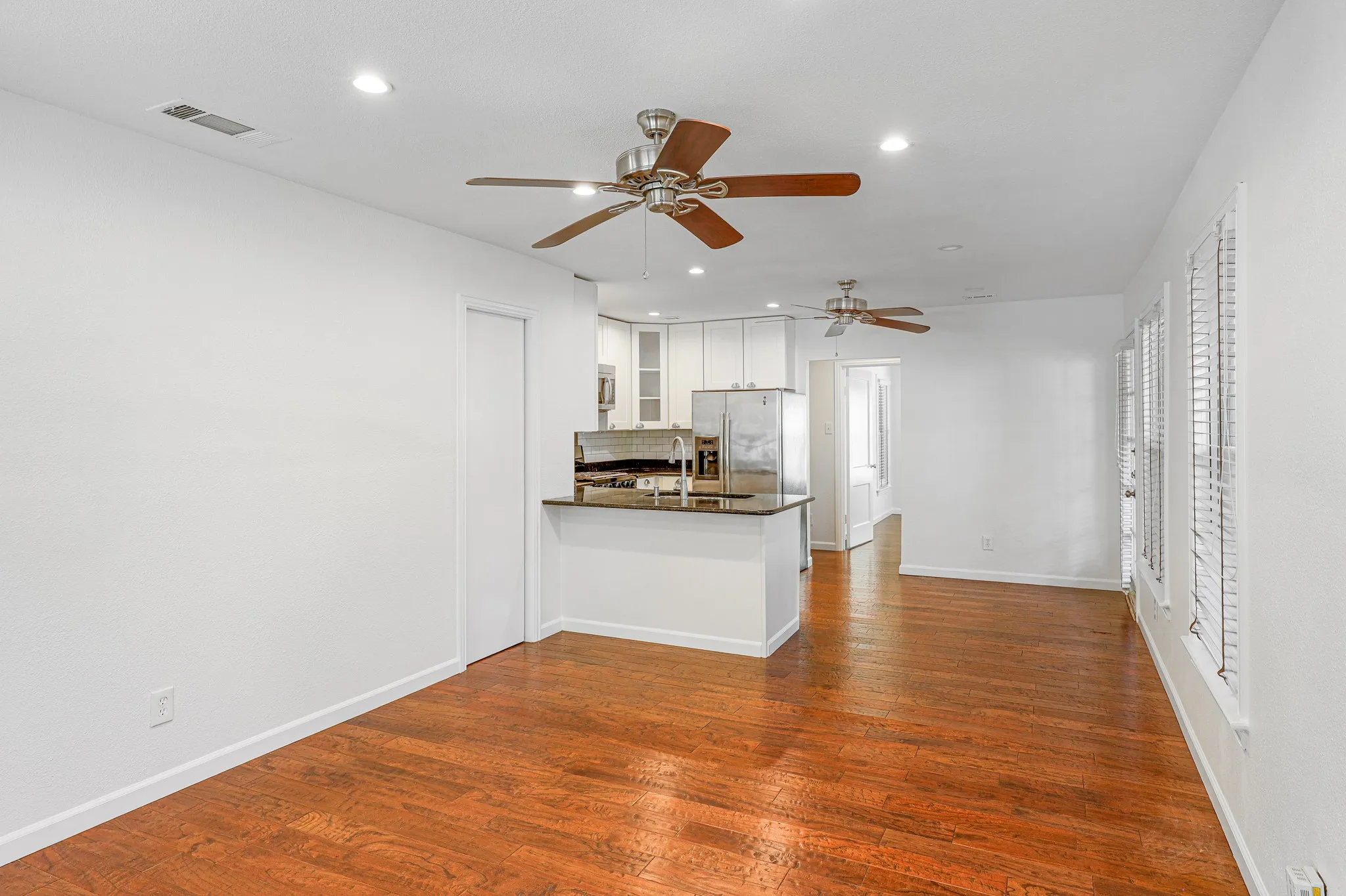 Duplex For Rent in Dallas County , 6220 Kenwood Avenue, Dallas, Texas 75214, 1 Bedroom, 1 Bathroom, 1 Garage spaces, 700 Sqft, built in 1943, mls#21400543, Real Estate Agent in Dallas, Homes For Rent in Dallas county, Homes For Rent in Dallas, Realtor in Dallas Texas, Real Estate Brokerage Independent Realty Texas, Luminita Cordes Realtor